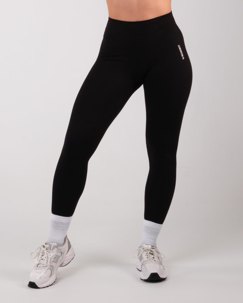Vue de face d'une femme en leggings noirs, montrant le design et la coupe des leggings de sport.