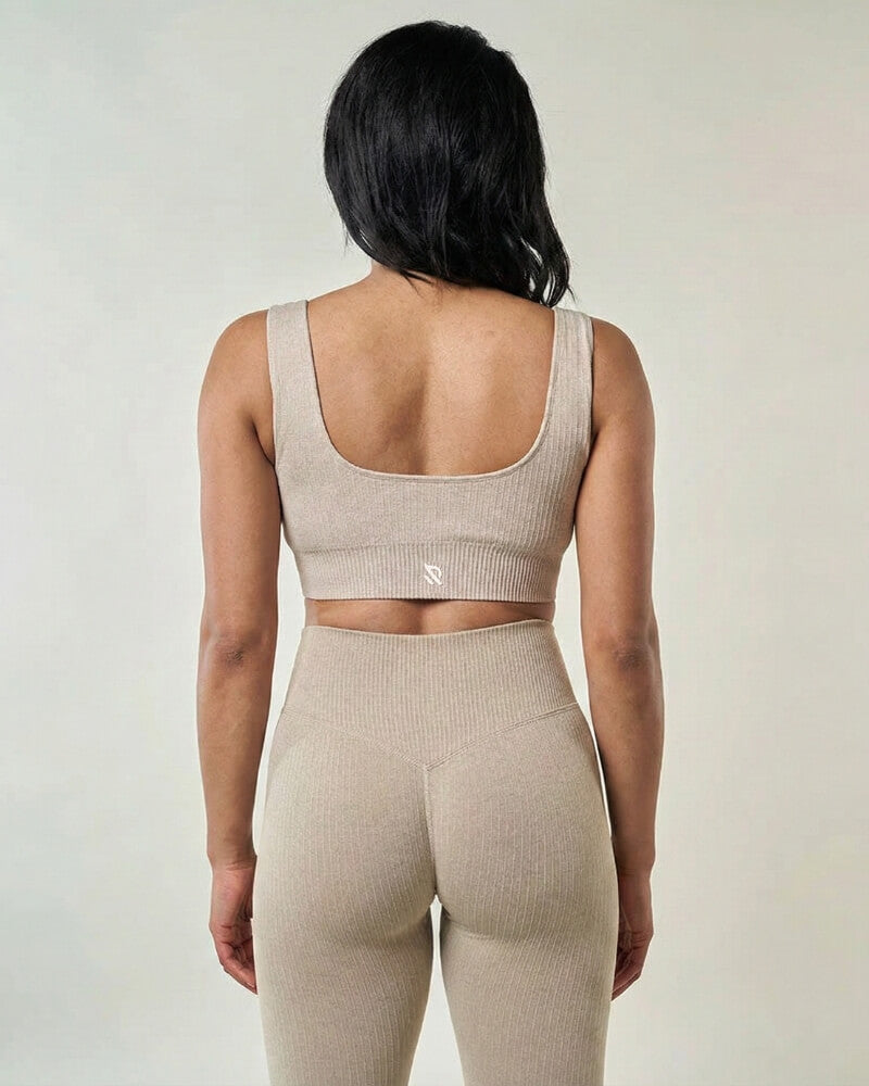 Confort inégalé avec la brassière de sport COCOON Beige, au tissu doux et à séchage rapide, idéale pour toutes vos activités sportives fitness musculation yoga running