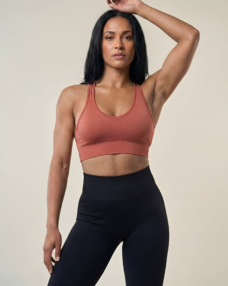 Brassière de sport femme couleur rouge Ambre - une pièce phare pour votre look activewear avec legging taille haute rouge