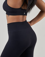 Tenue de sport femme, legging taille haute noir pour un look athlétique et chic, parfaite pour une séance de fitness ou de yoga athleisure 2023
