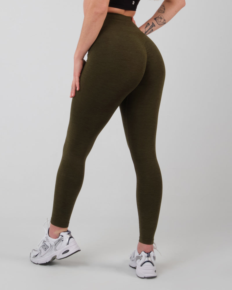Gros plan sur le legging de dos d'une femme en legging olive AMBER, accentuant le tissu moulant et l'effet galbant du design push-up.