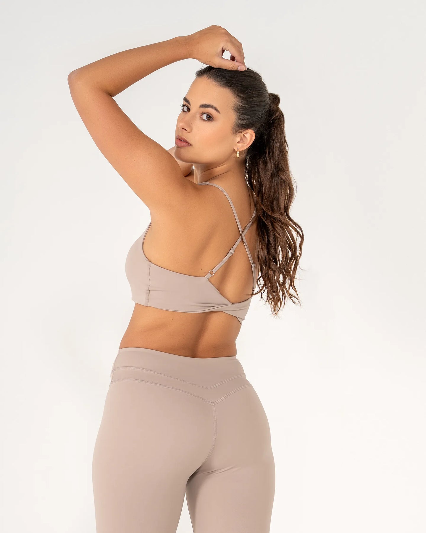Vue de dos de la Brassière AMY camel Reaverfit pour femme idéale pour la musculation
