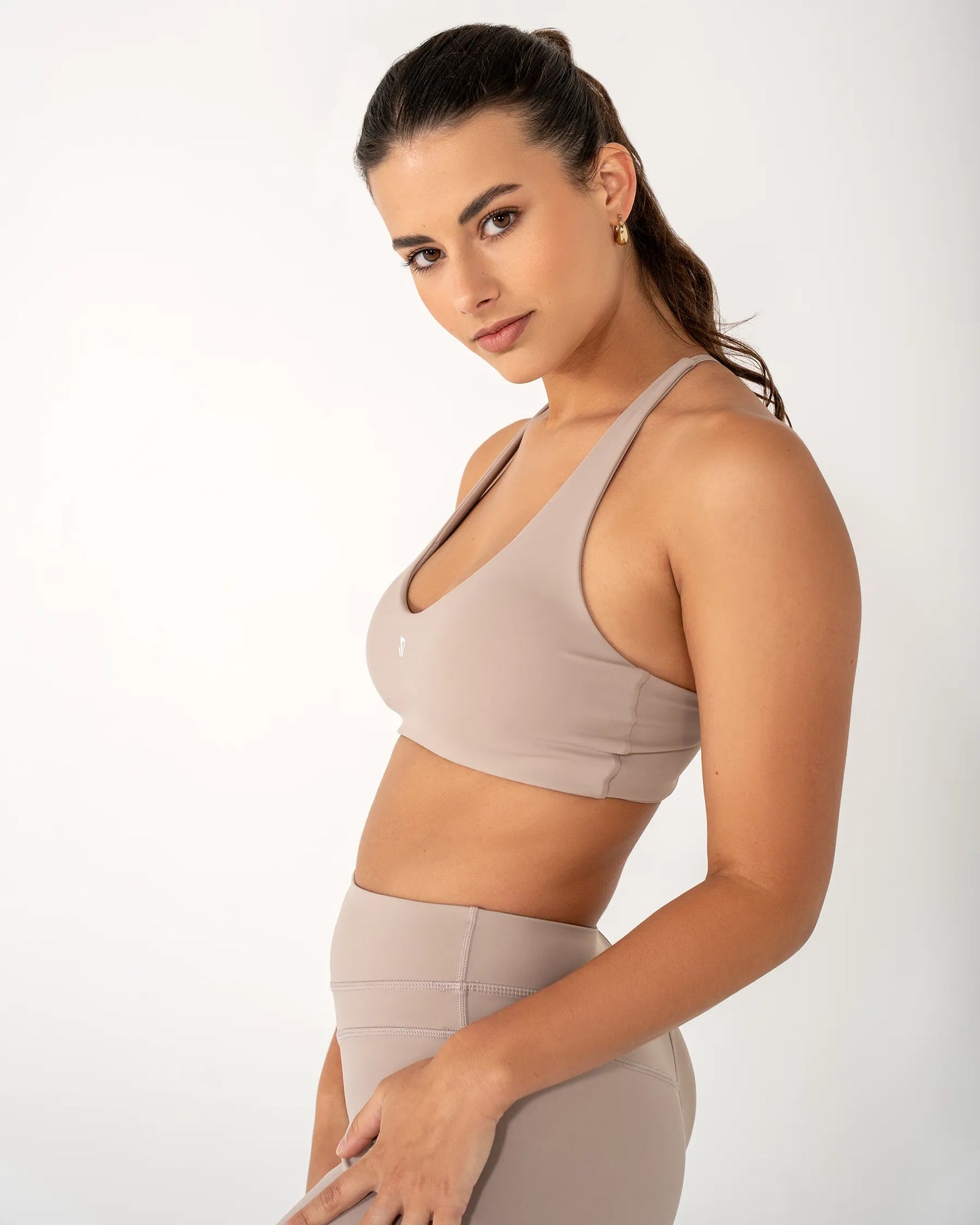 Brassière AMY camel Reaverfit pour femme adaptée au fitness vue de profil