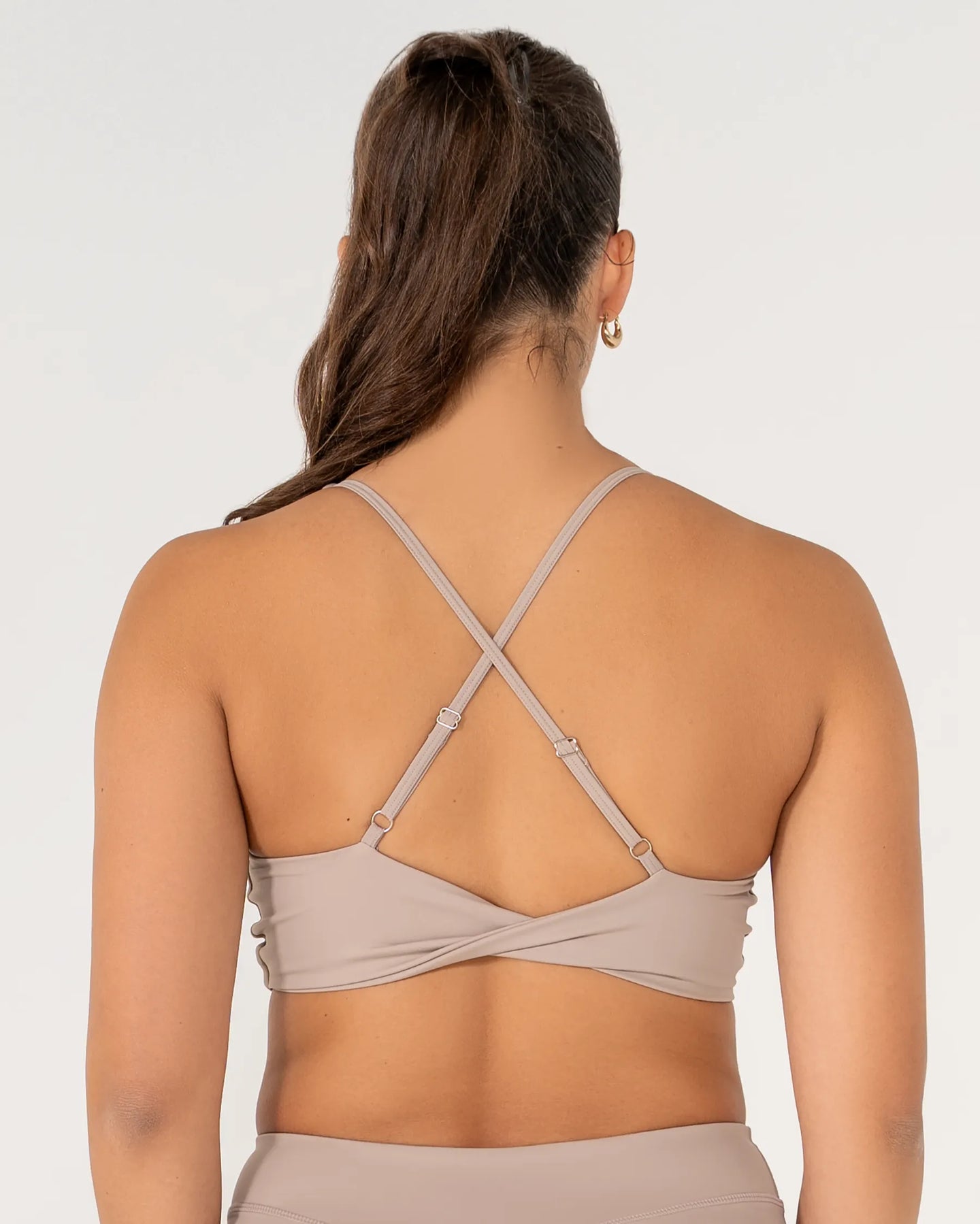 Vue de dos de la Brassière AMY camel Reaverfit pour femme adaptée au fitness