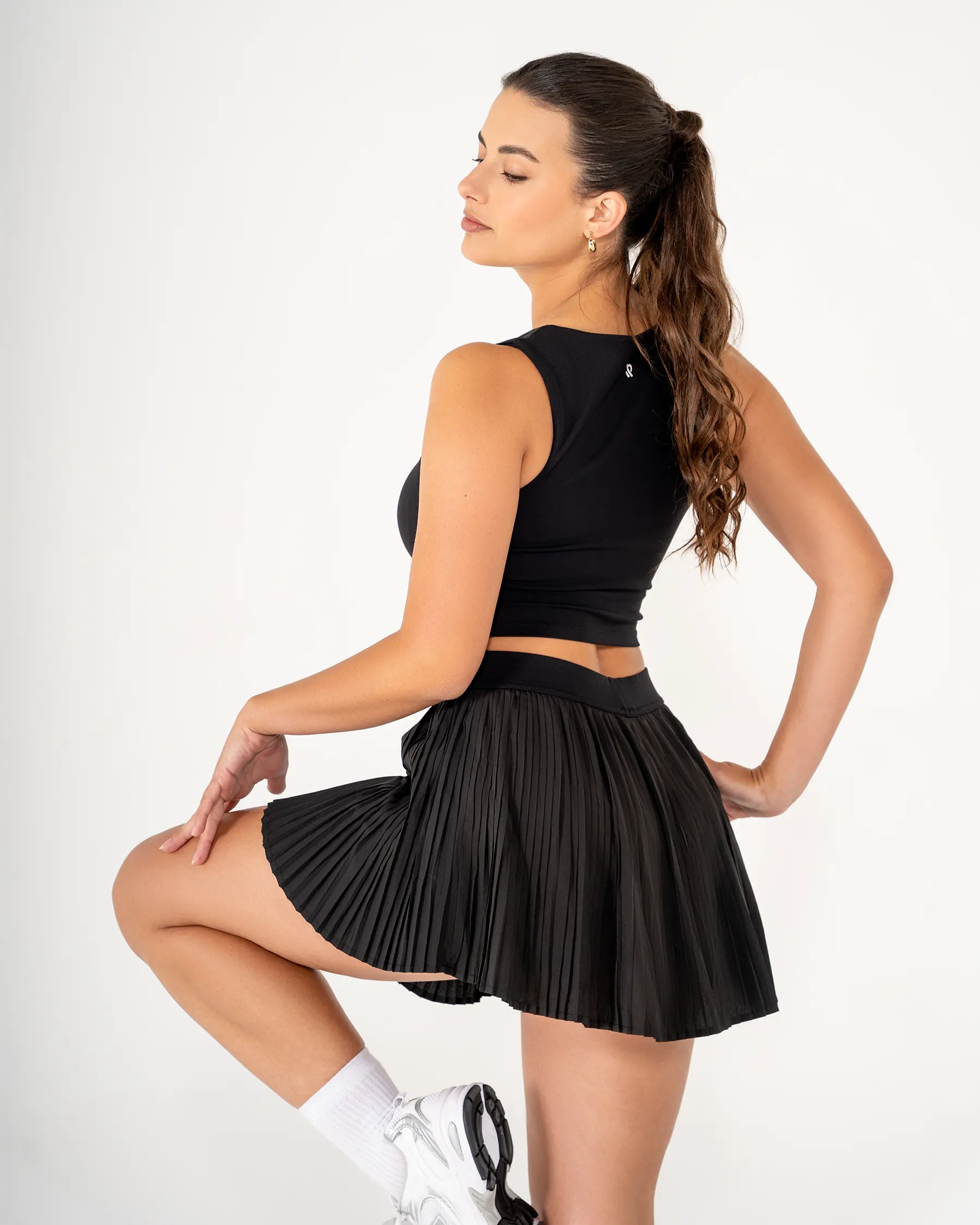 Vue de dos de la jupe-short noire Reaverfit pour femme idéale pour le tennis