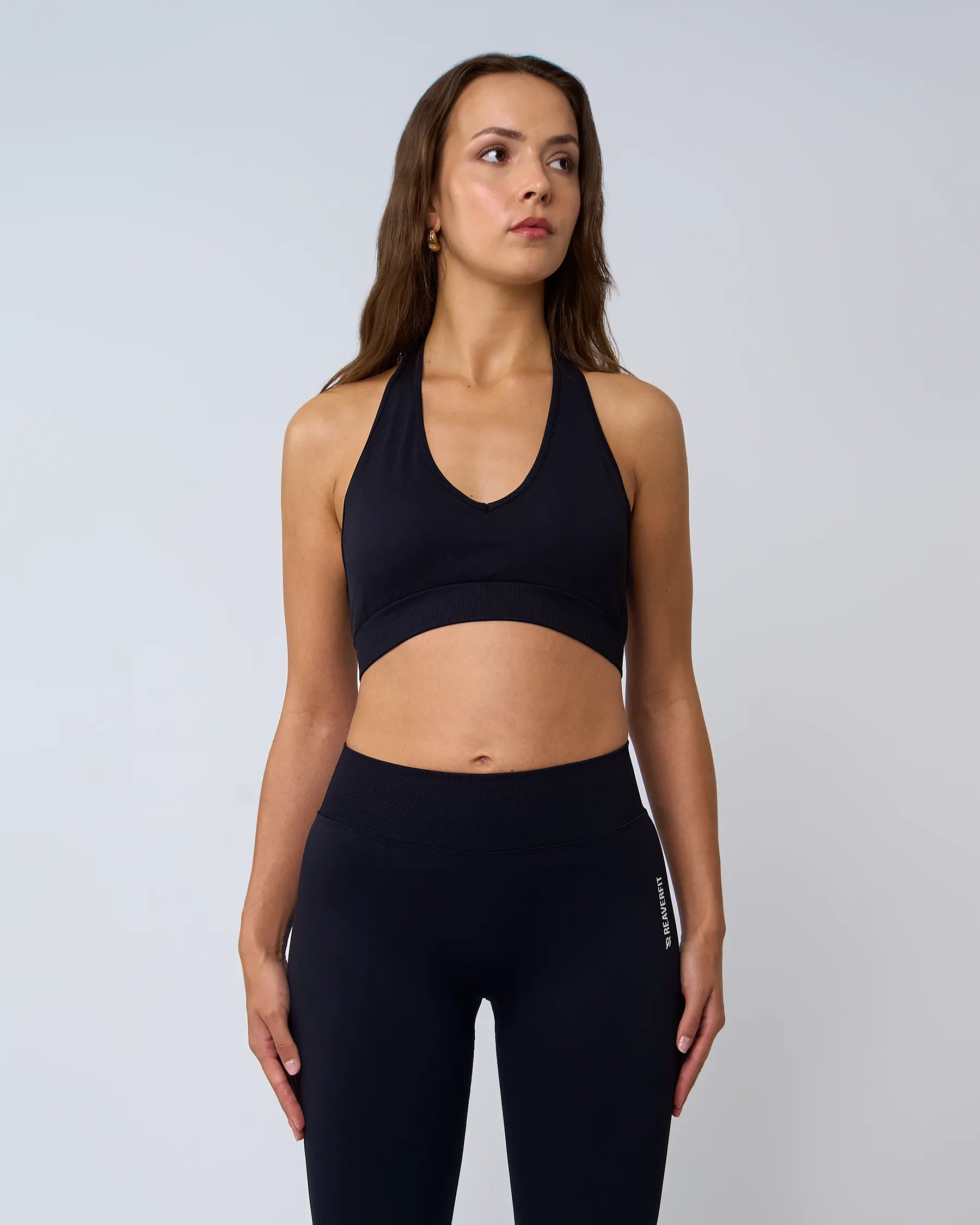 Brassière AZUR noir Reaverfit vue de face, mettant en valeur le confort et la coupe ajustée pour le sport.