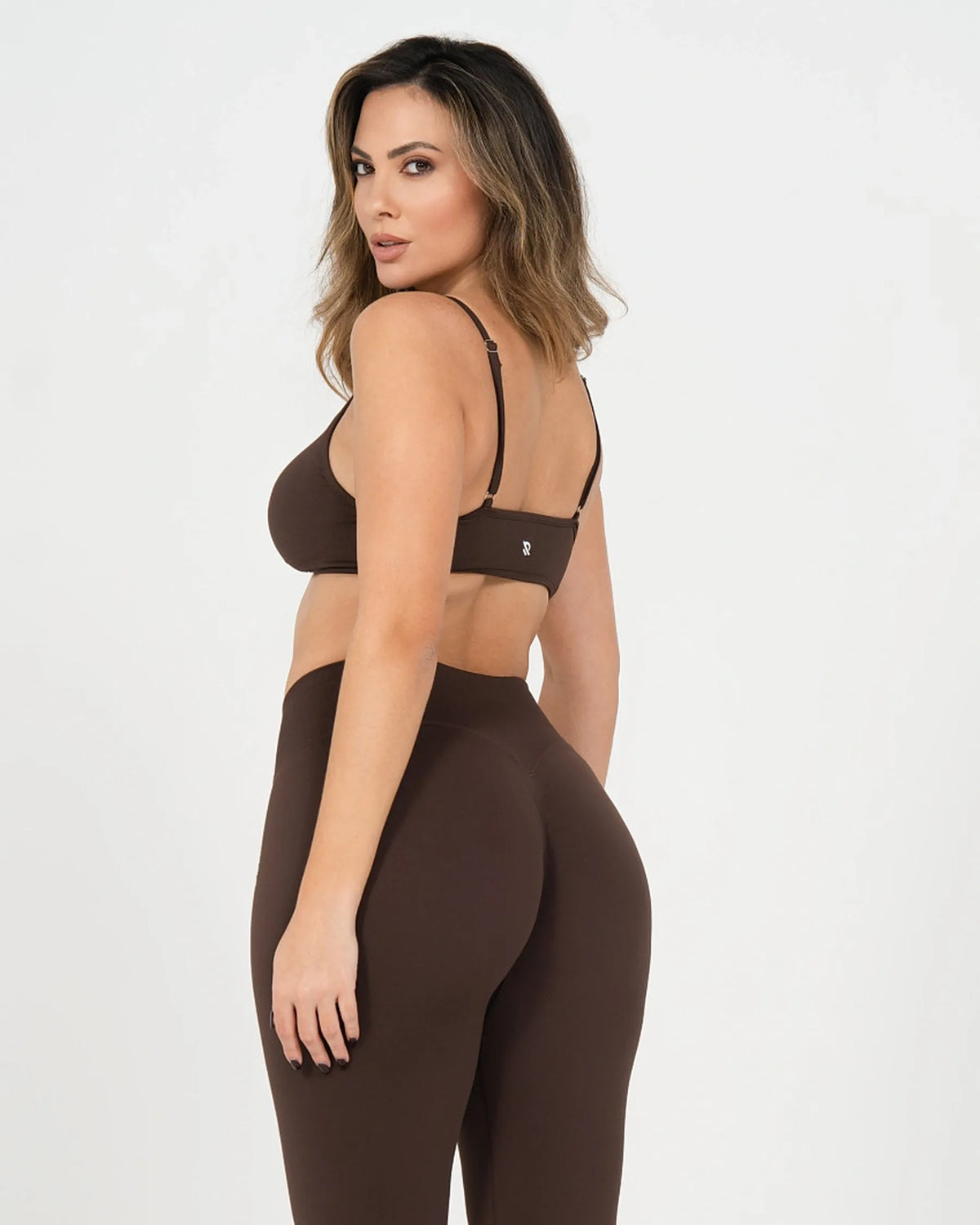 Brassière de sport ICÔNE marron Reaverfit pour femme, vue de dos.