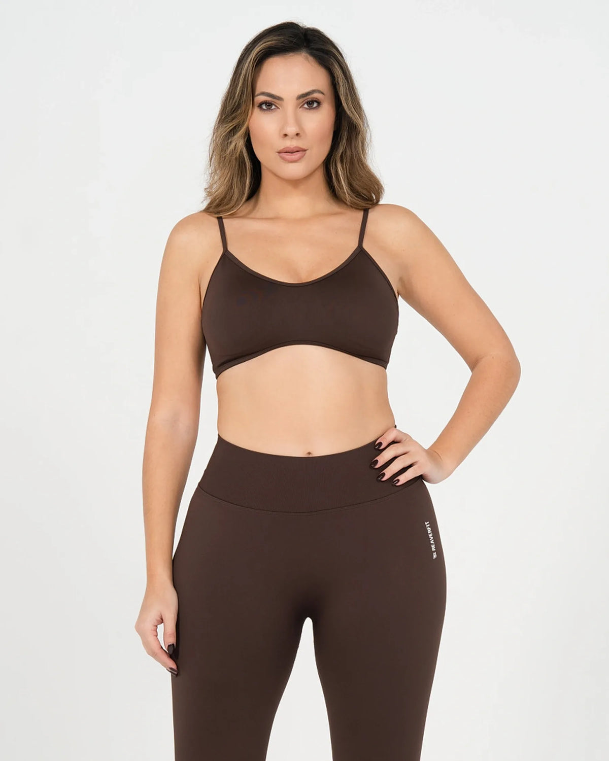 Brassière de sport ICÔNE marron Reaverfit pour femme, vue rapprochée en mouvement.