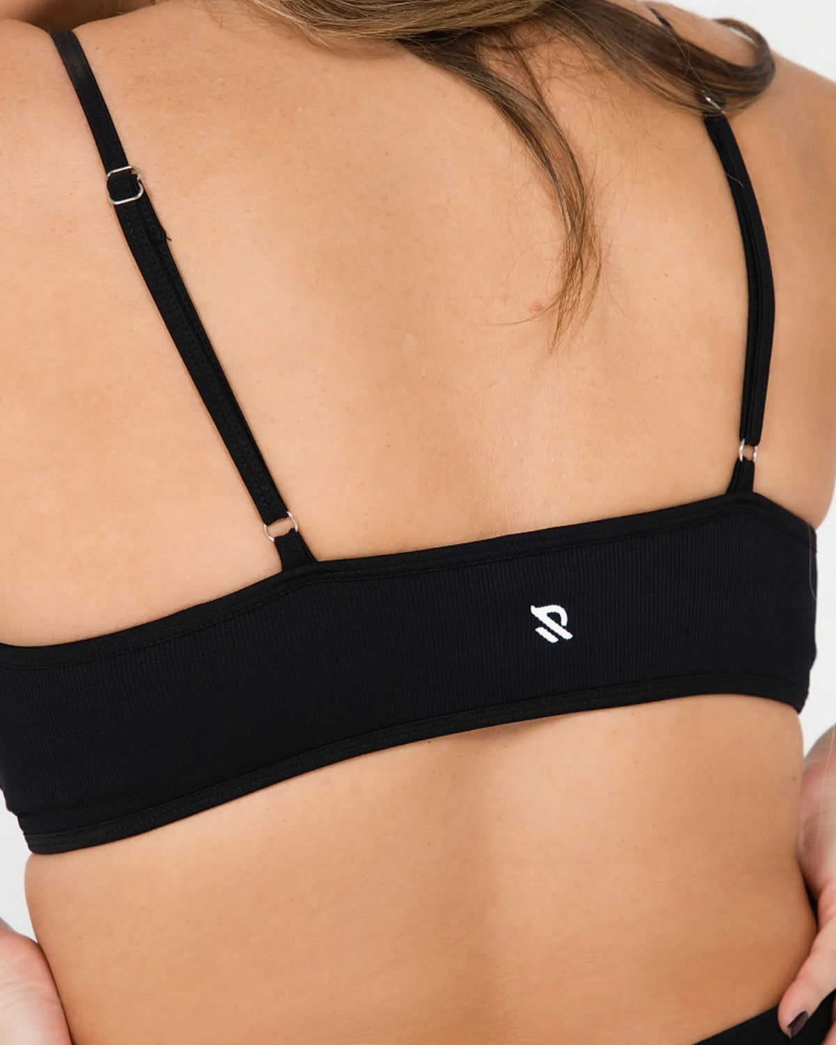 Brassière de sport ICÔNE noir Reaverfit pour femme, détail dos et bretelles.