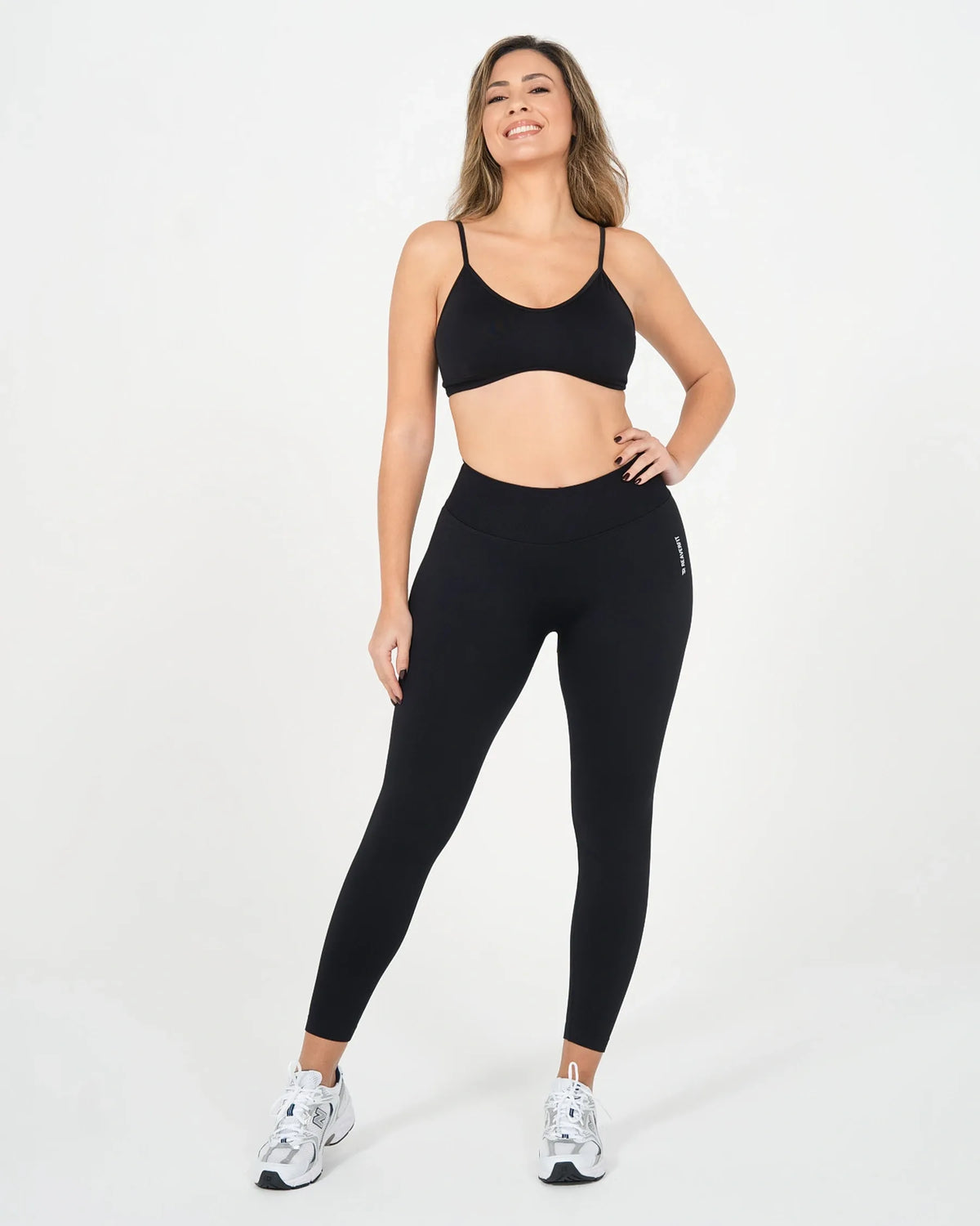 Brassière de sport ICÔNE noir Reaverfit pour femme, silhouette entière de face.