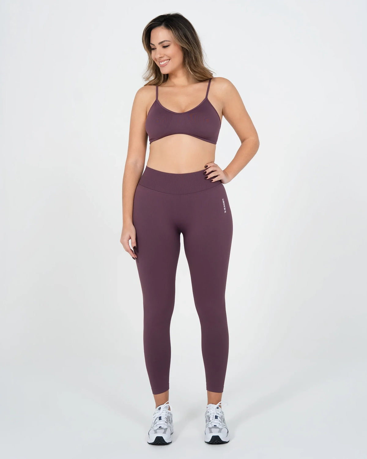 Brassière de sport ICÔNE violet Reaverfit pour femme, silhouette entière de face.