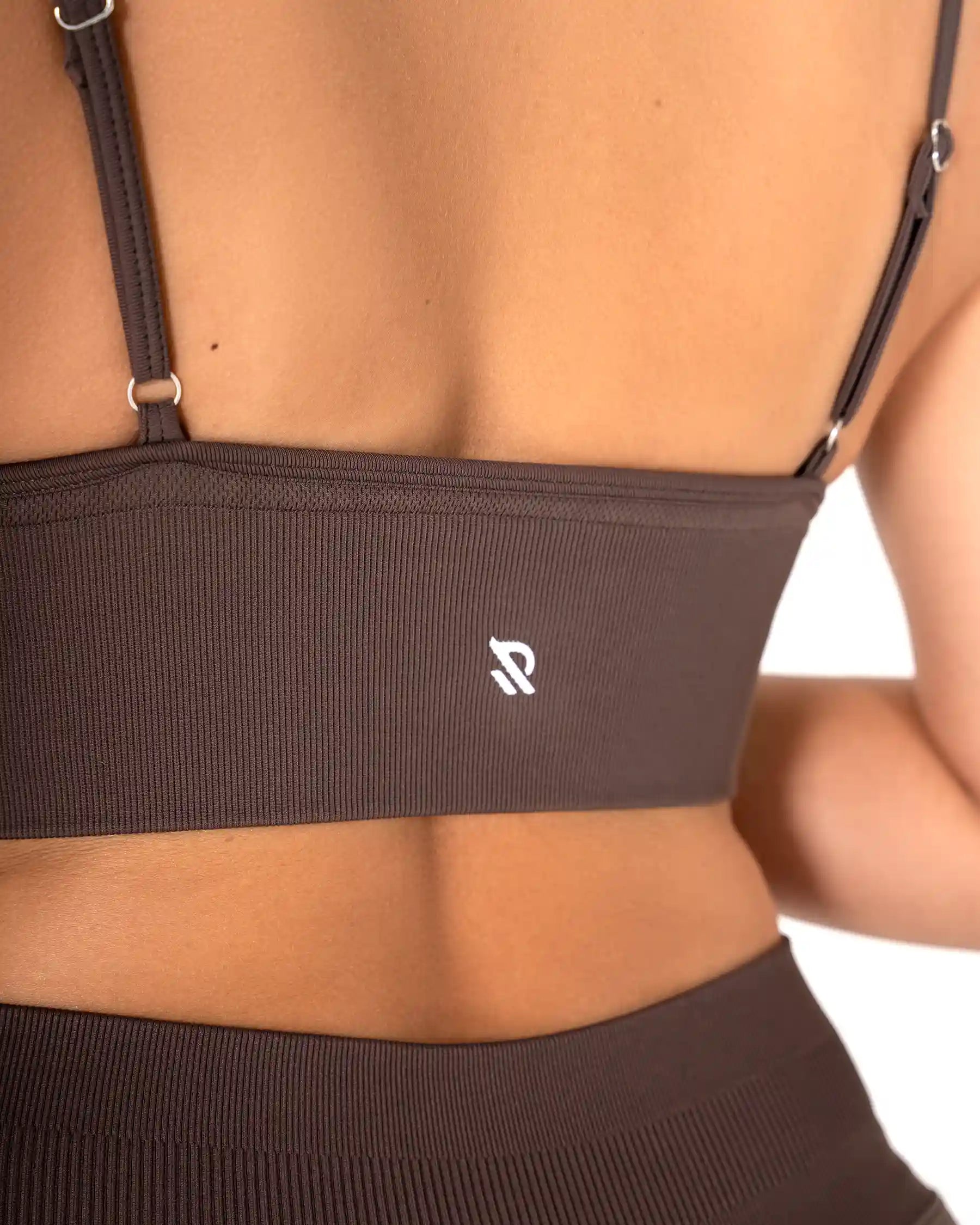 Vue de dos de la Brassière CORE marron Reaverfit pour femme idéale pour le Pilates et le sport