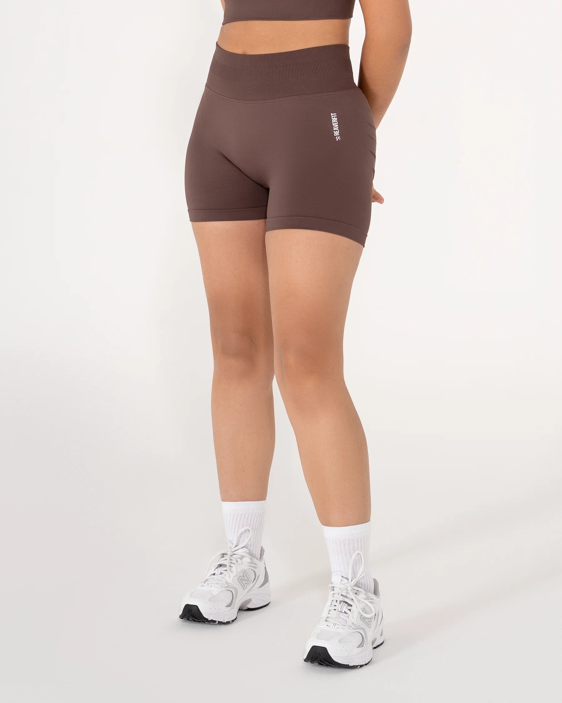 Short CORE marron Reaverfit pour femme avec push-up et couture scrunch adapté au fitness