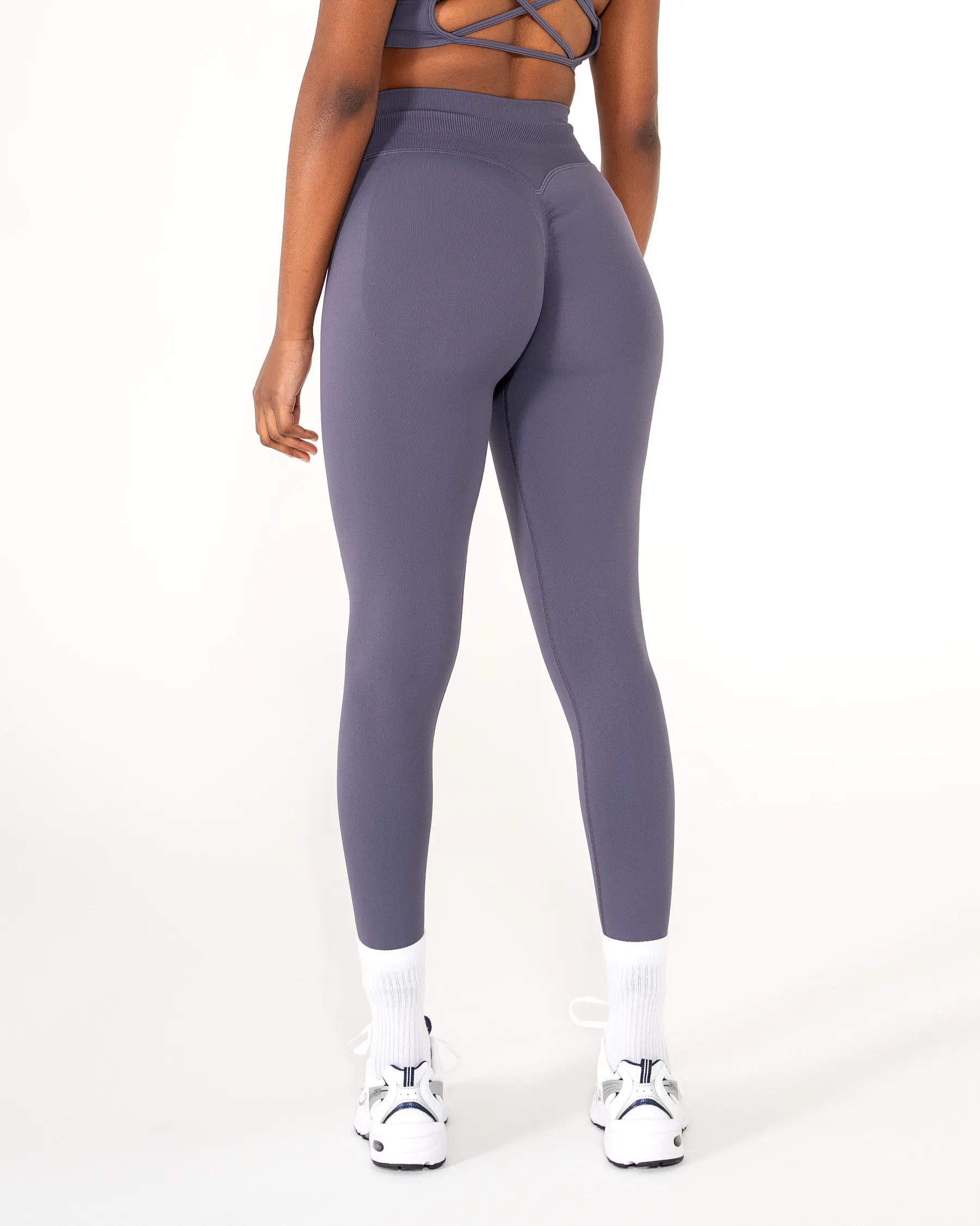 Vue de dos du Legging CORE bleu navy Reaverfit pour femme avec scrunch push-up adapté au fitness