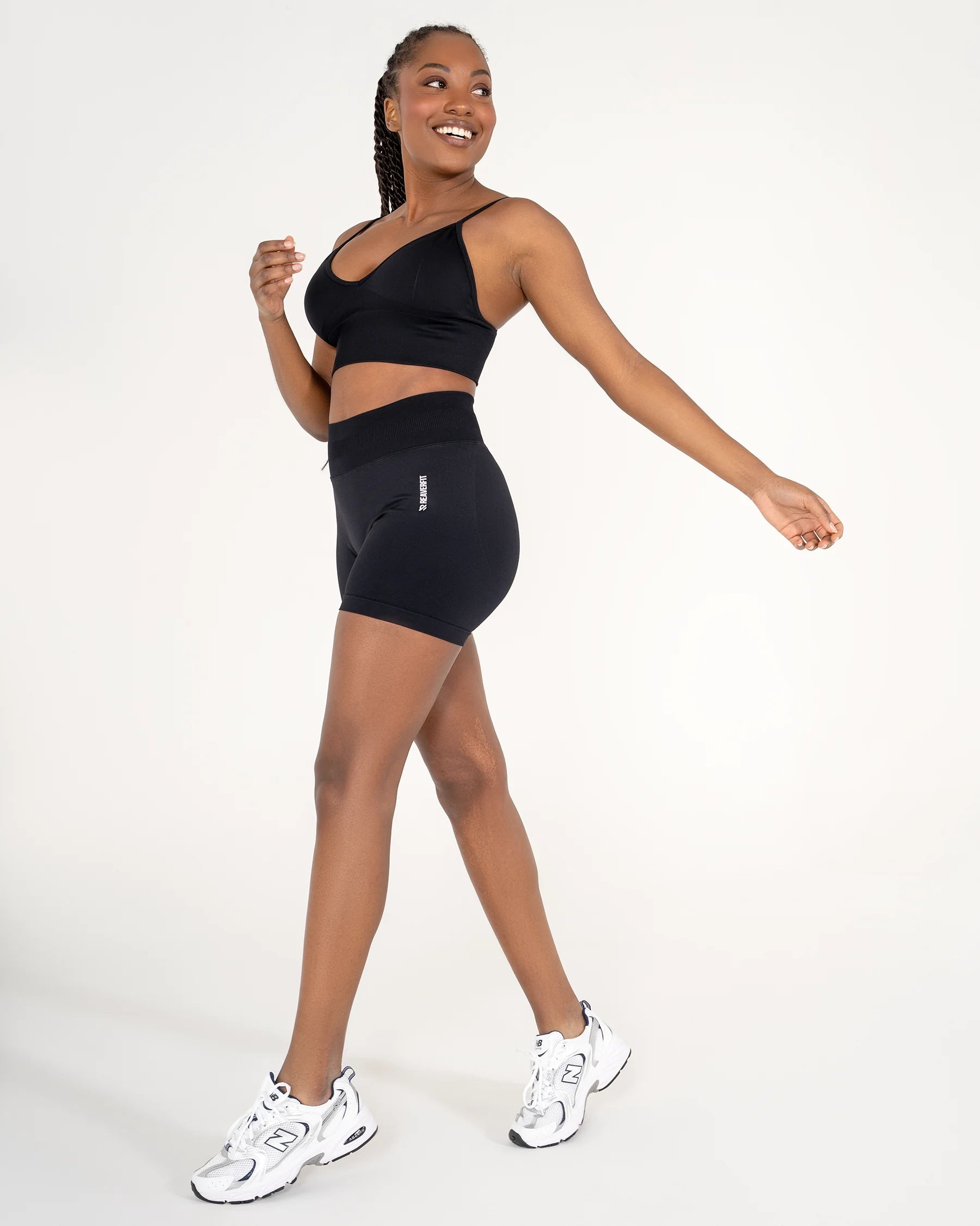 Brassière CORE noir Reaverfit pour femme avec décolleté en V adaptée au fitness en position allongée