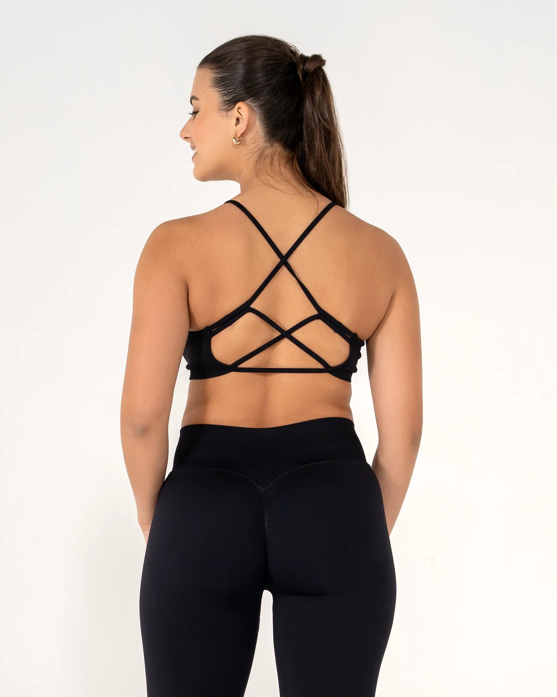 Vue de dos de la Brassière CORE noir Reaverfit pour femme confortable pour le cardio