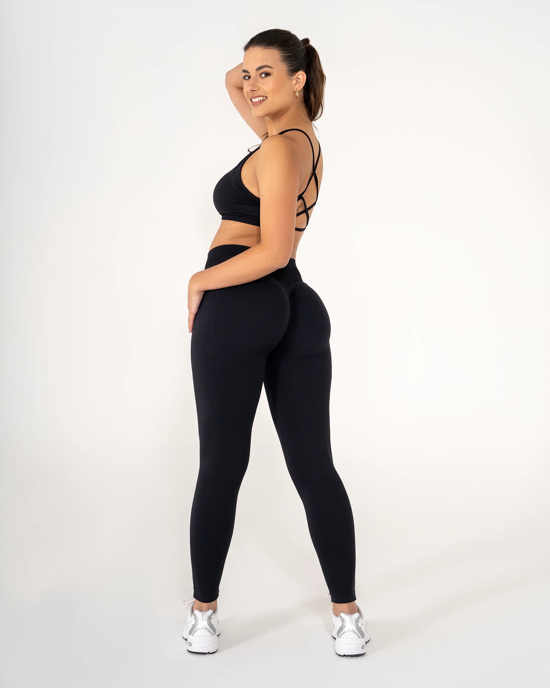 Vue de dos du Legging CORE noir Reaverfit pour femme opaque pour le fitness