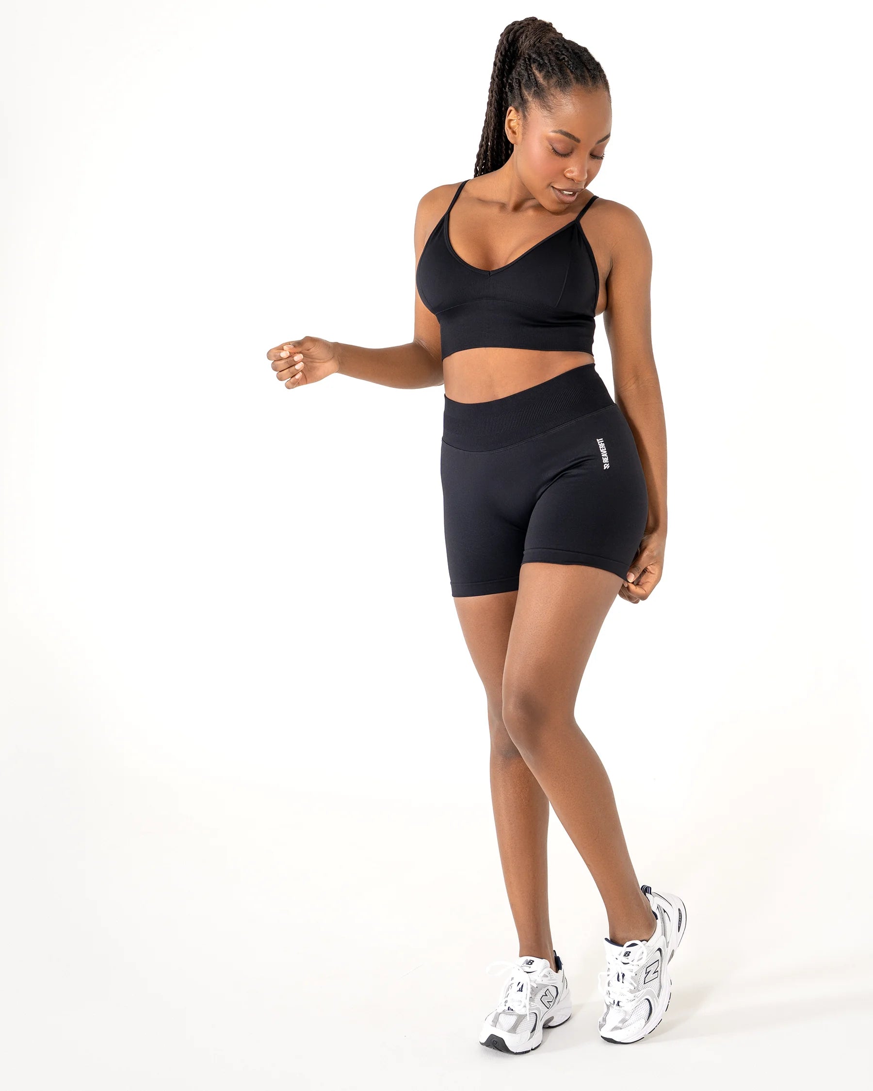 Short CORE noir Reaverfit pour femme avec push-up et couture scrunch élégant pour le Pilates