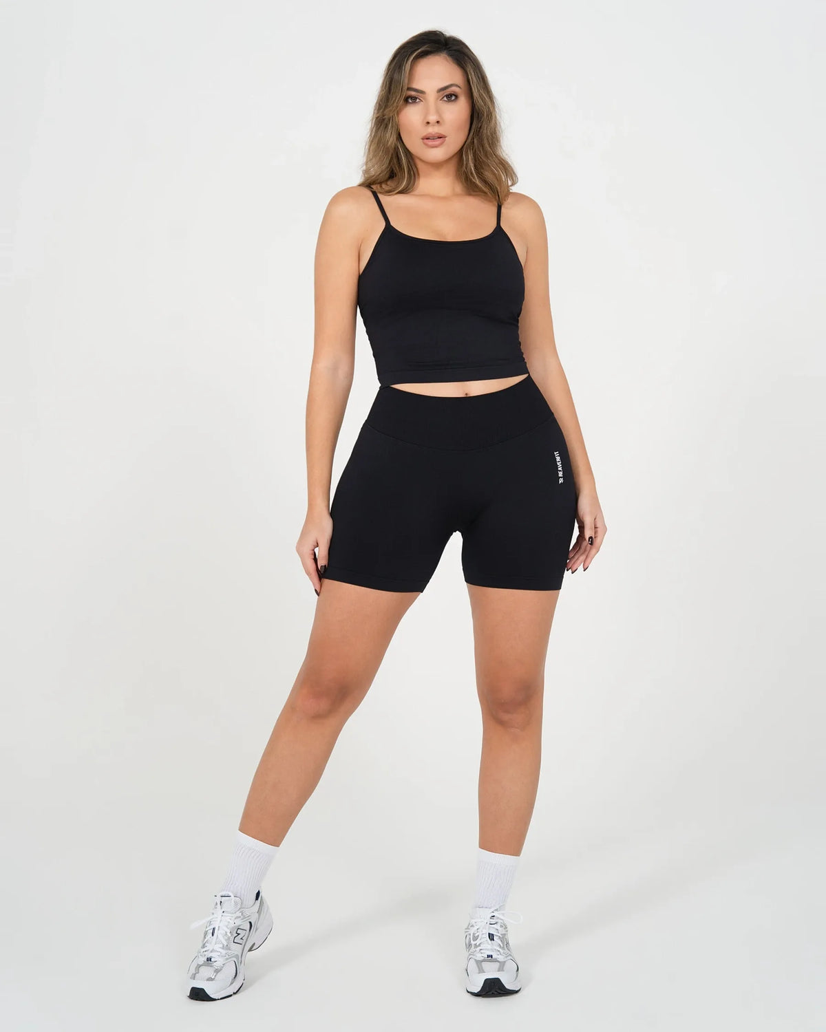 Débardeur à brassière intégrée ICÔNE noir Reaverfit pour femme, silhouette entière de face.