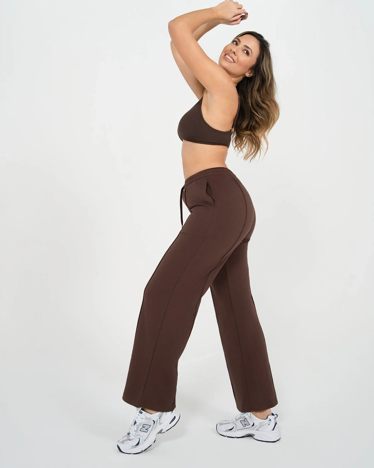 Jogging ICÔNE marron Reaverfit pour femme, silhouette entière.