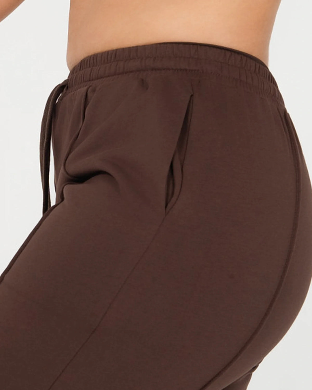 Jogging ICÔNE marron Reaverfit pour femme, détail ceinture et poche.