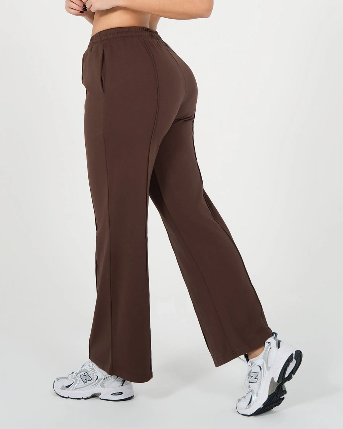 Jogging ICÔNE marron Reaverfit pour femme, vue de profil.