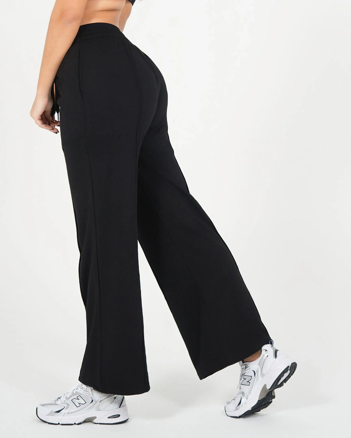 Jogging ICÔNE noir Reaverfit pour femme, vue de profil.