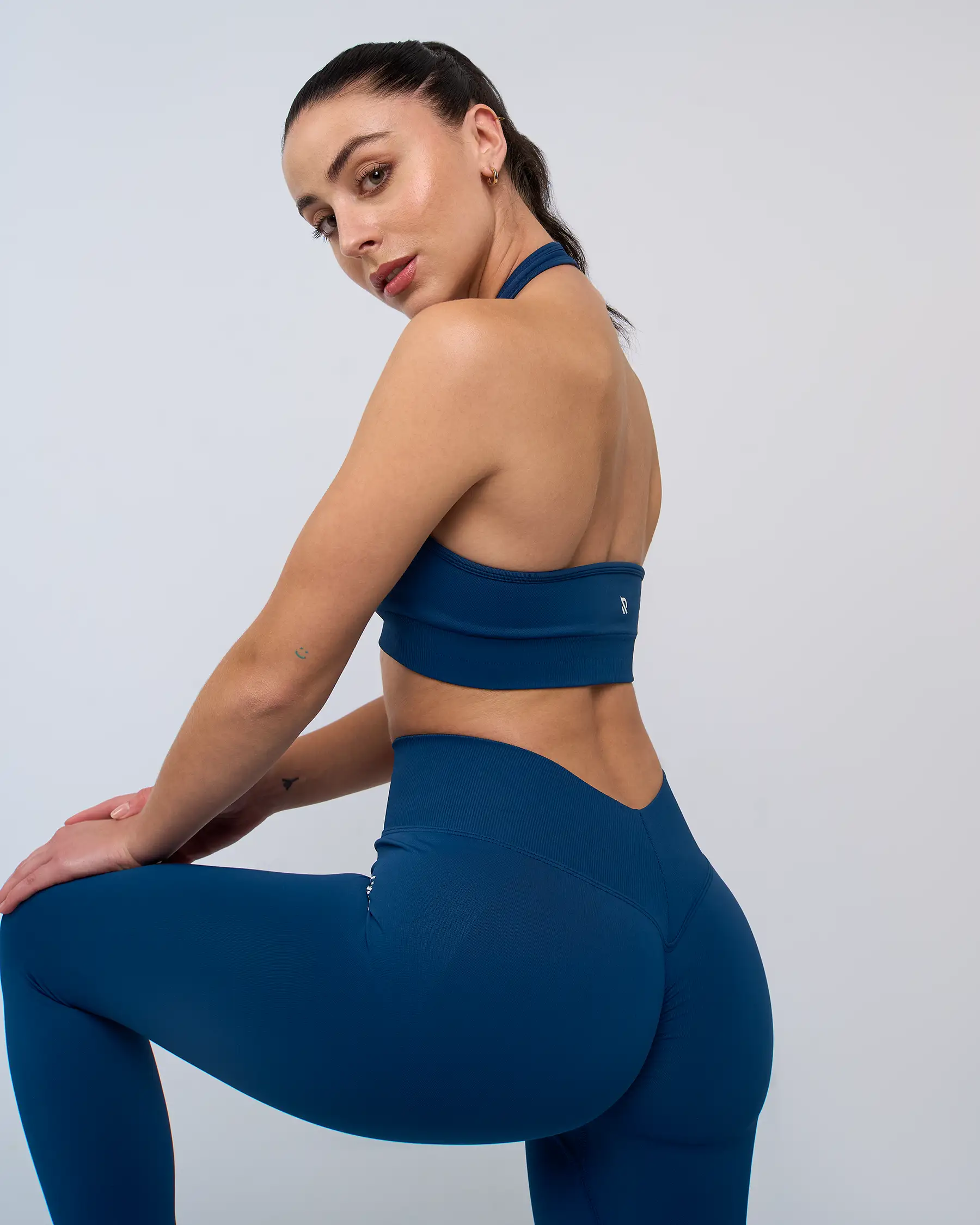 Vue de dos du legging AZUR bleu Reaverfit, ajusté et opaque, conçu pour les sports intenses et les activités quotidiennes.