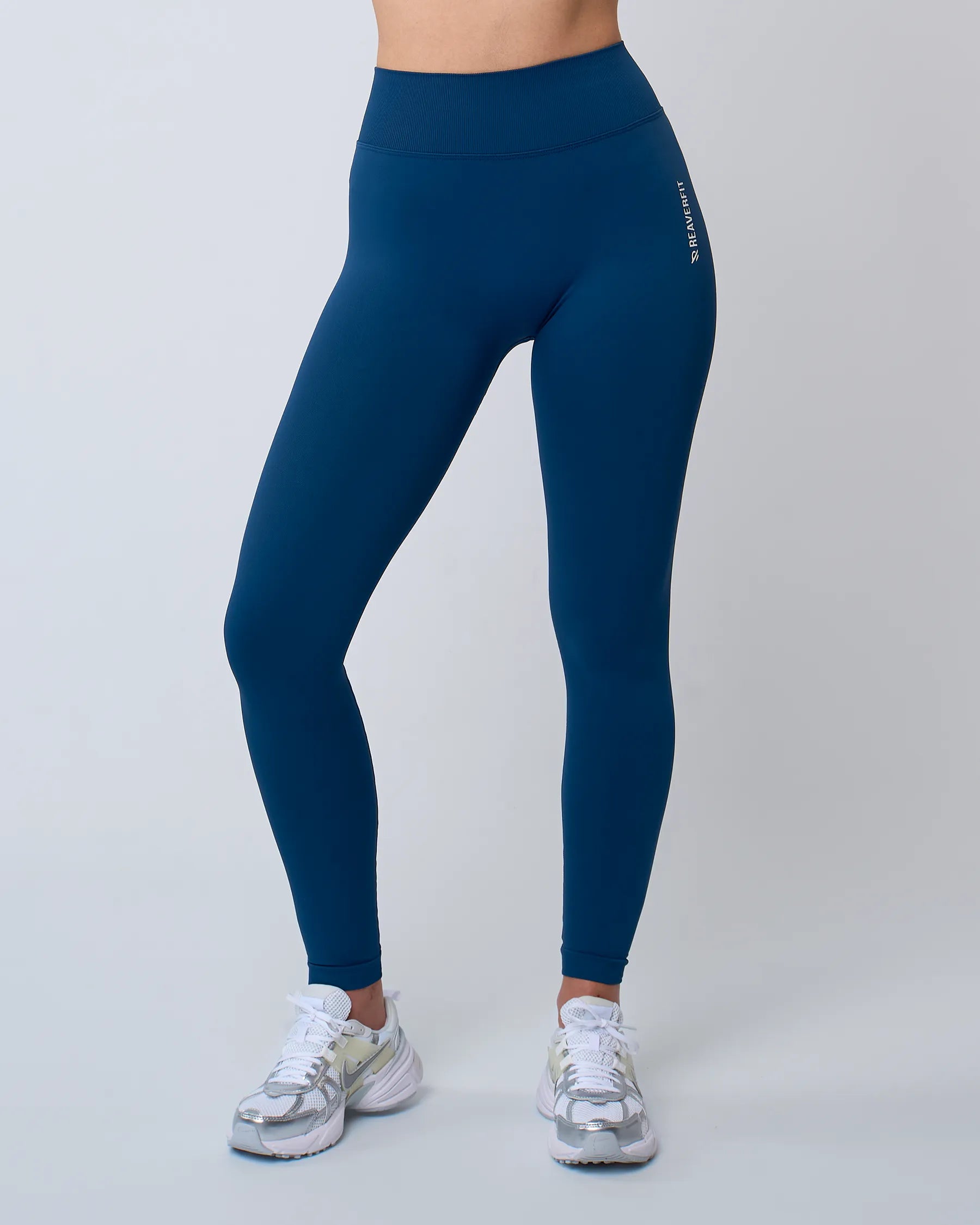 Legging AZUR bleu Reaverfit vu de face, confortable et extensible, parfait pour le fitness et les activités quotidiennes.