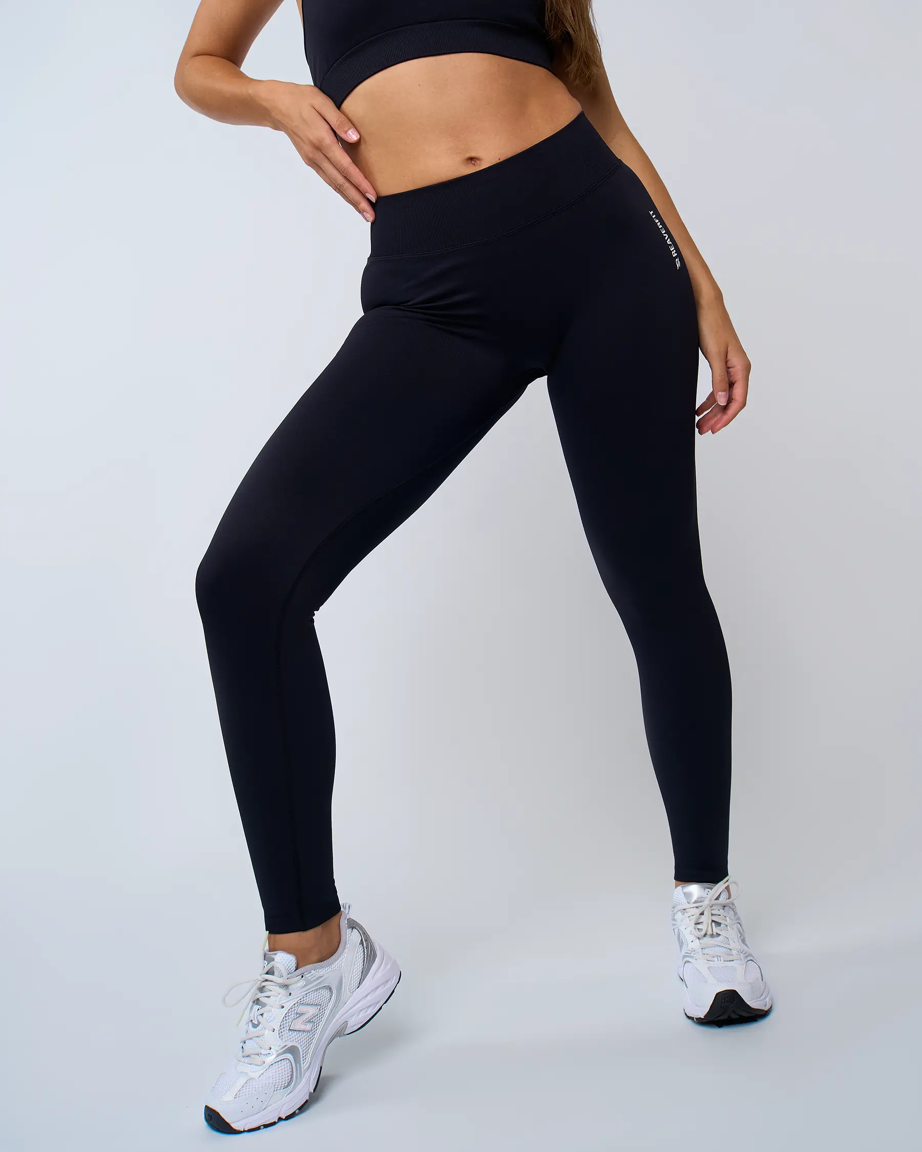 Vue rapprochée du legging AZUR noir Reaverfit, illustrant la coupe ajustée et le confort extensible pour le fitness.