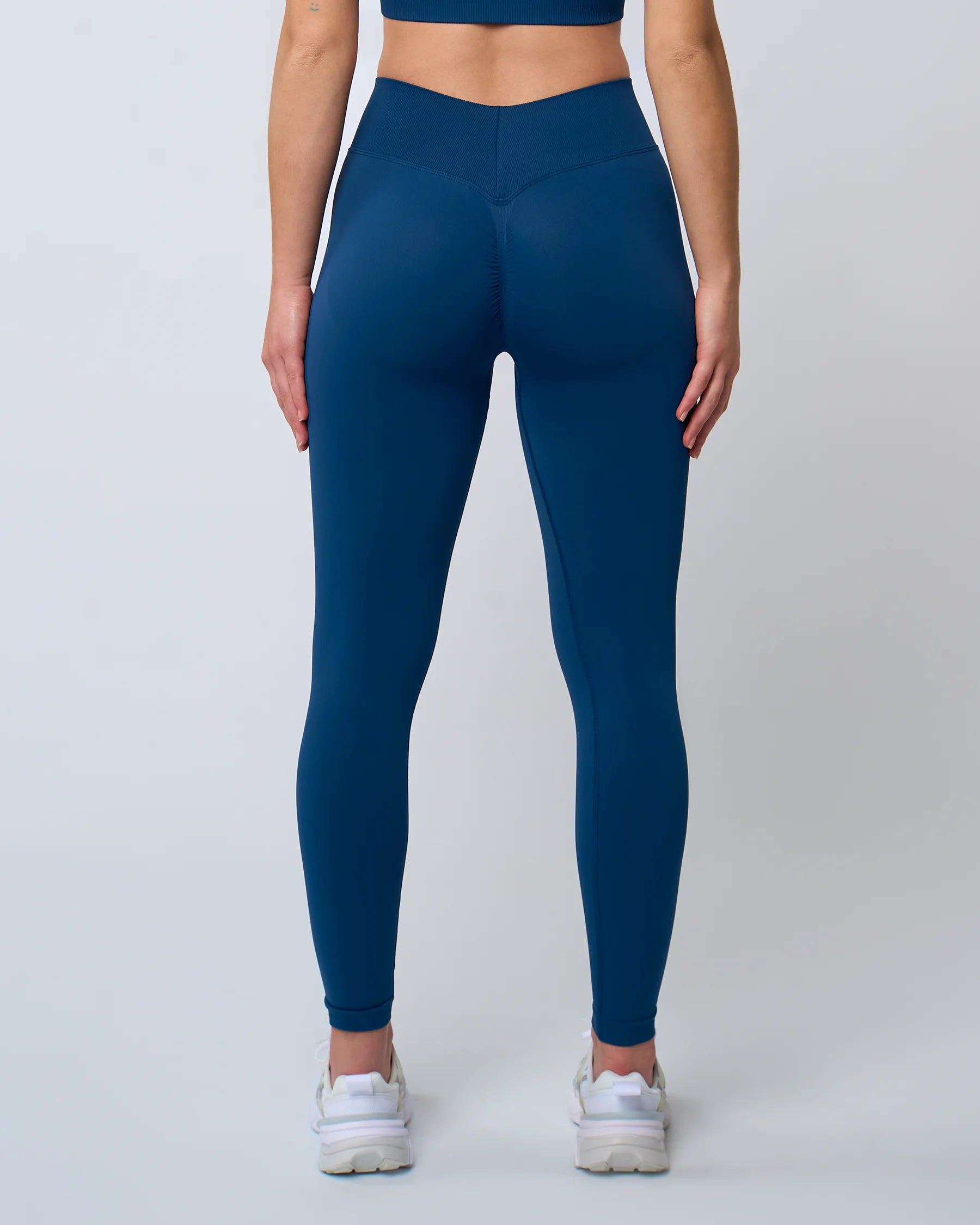 Vue de dos du legging AZUR bleu Reaverfit, illustrant la coupe ajustée et le maintien pendant les exercices physiques.