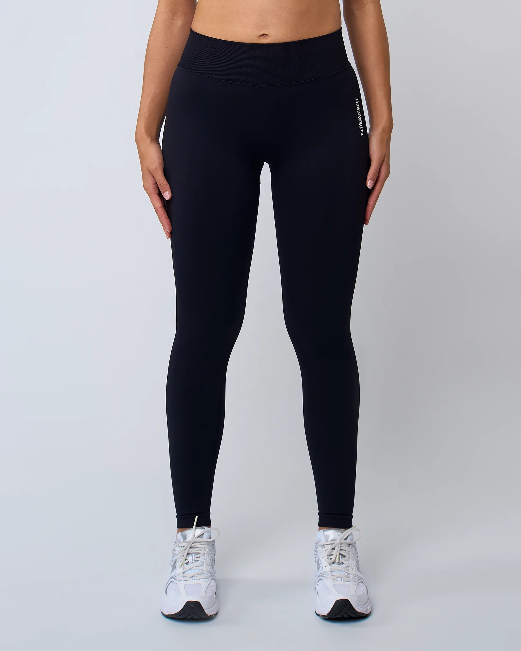 Legging AZUR noir Reaverfit, vue de face, conçu pour être extensible et confortable pendant toutes les activités physiques.