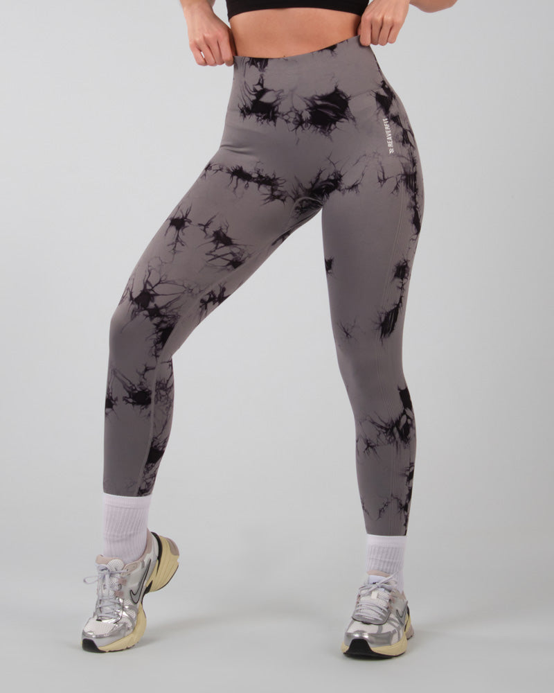 Femme de face portant un legging de sport gris push-up, mettant en avant le soutien et le confort du legging.
