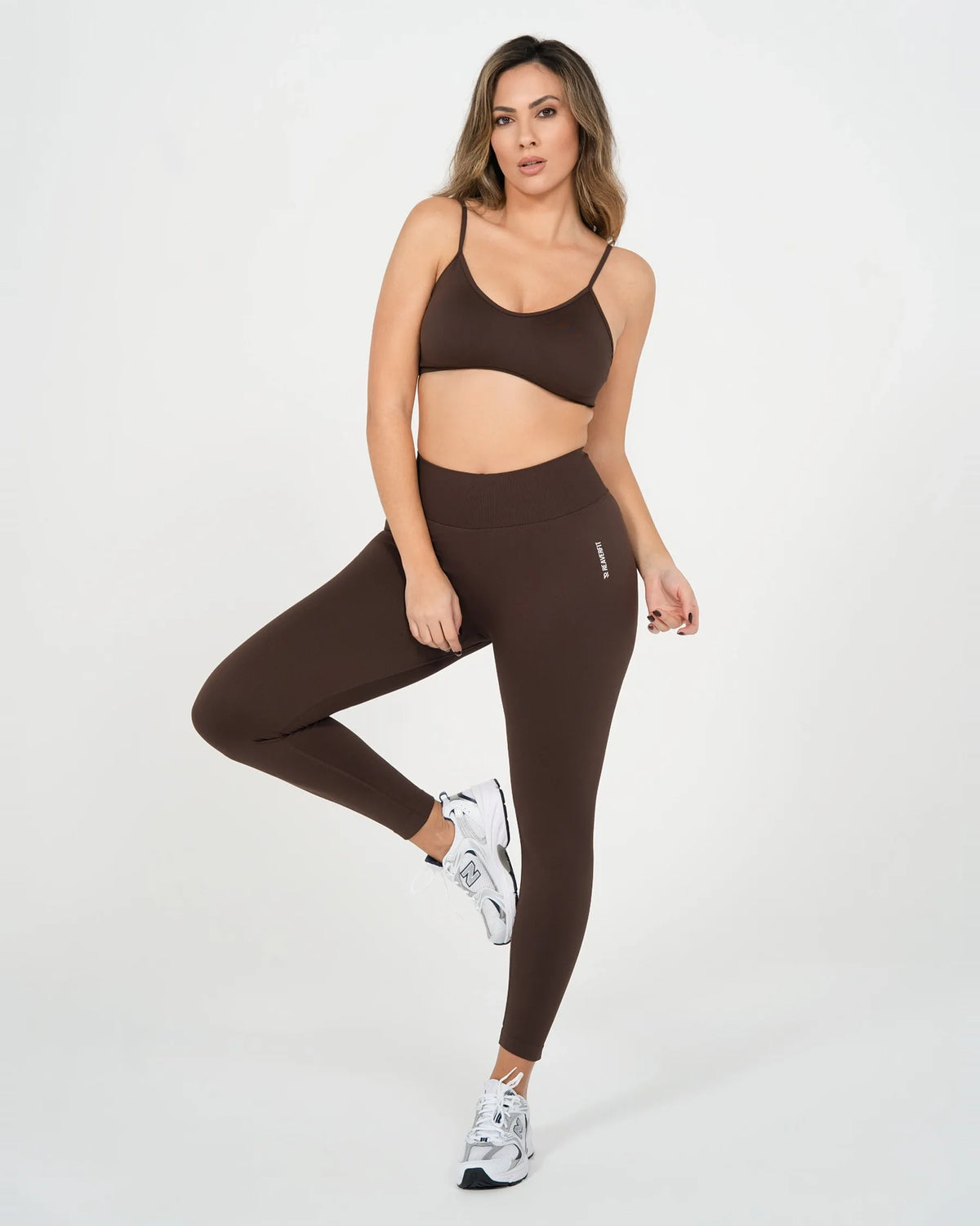 Legging ICÔNE marron Reaverfit pour femme, porté en mouvement.