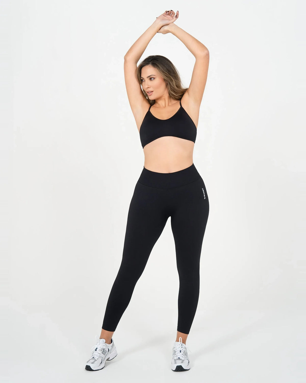Legging ICÔNE noir Reaverfit pour femme, porté en mouvement.