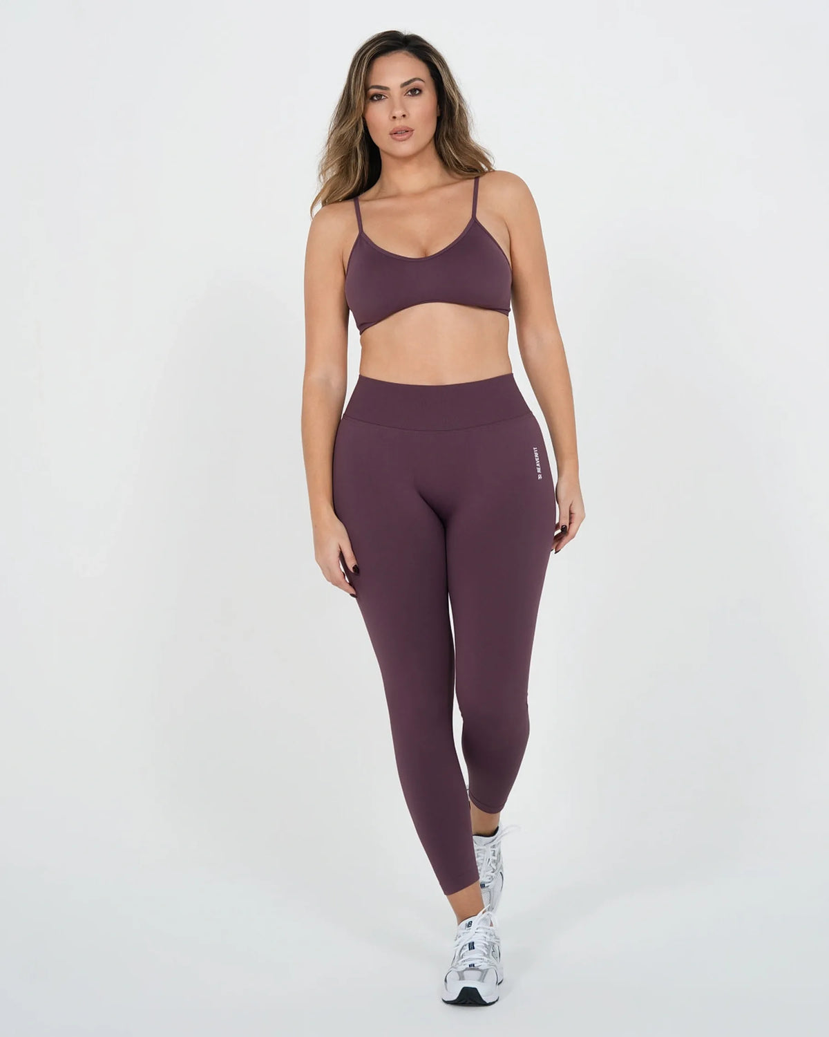 Legging ICÔNE violet Reaverfit pour femme, porté en mouvement.