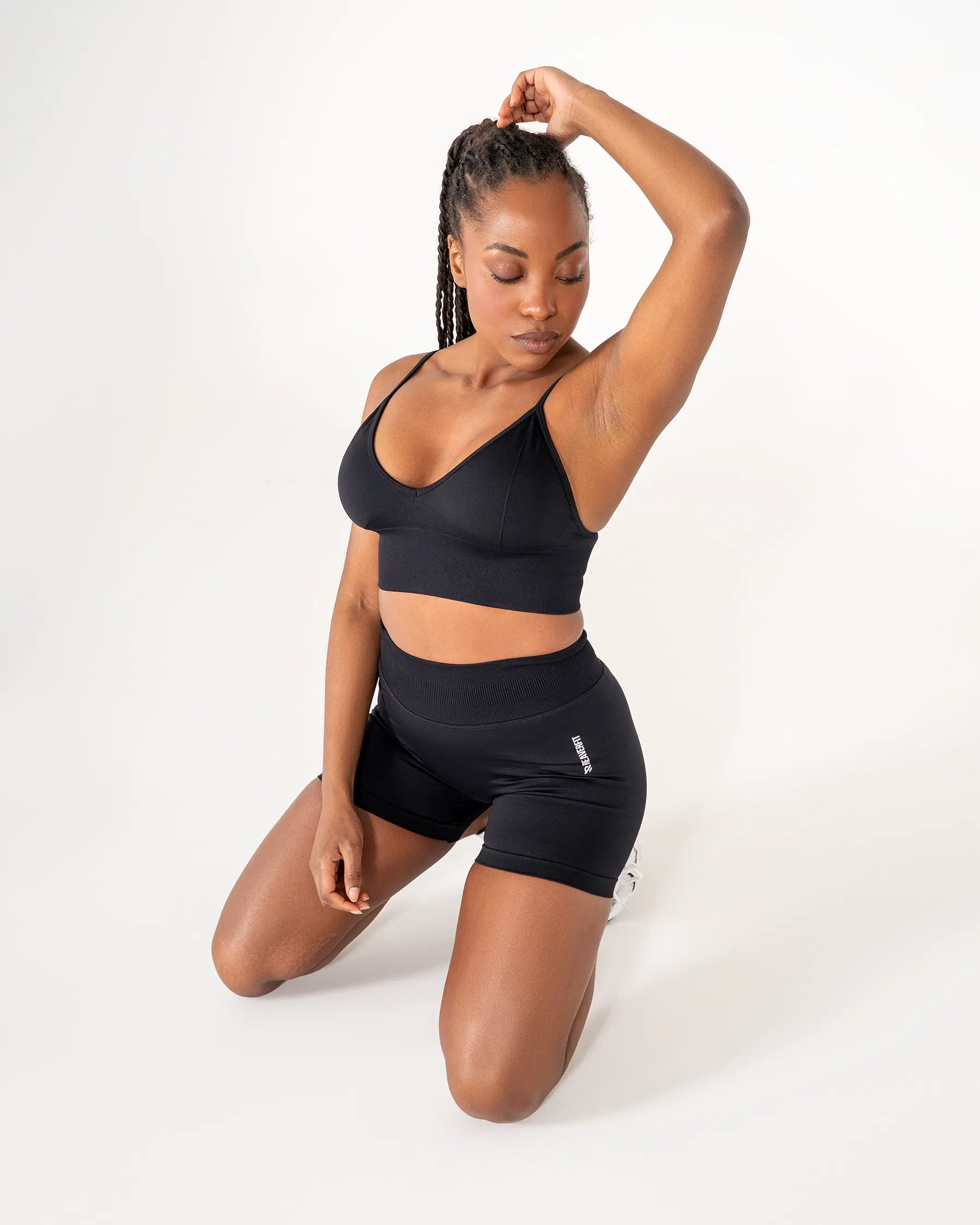 Brassière CORE noir Reaverfit pour femme avec décolleté en V pour le fitness en position assise