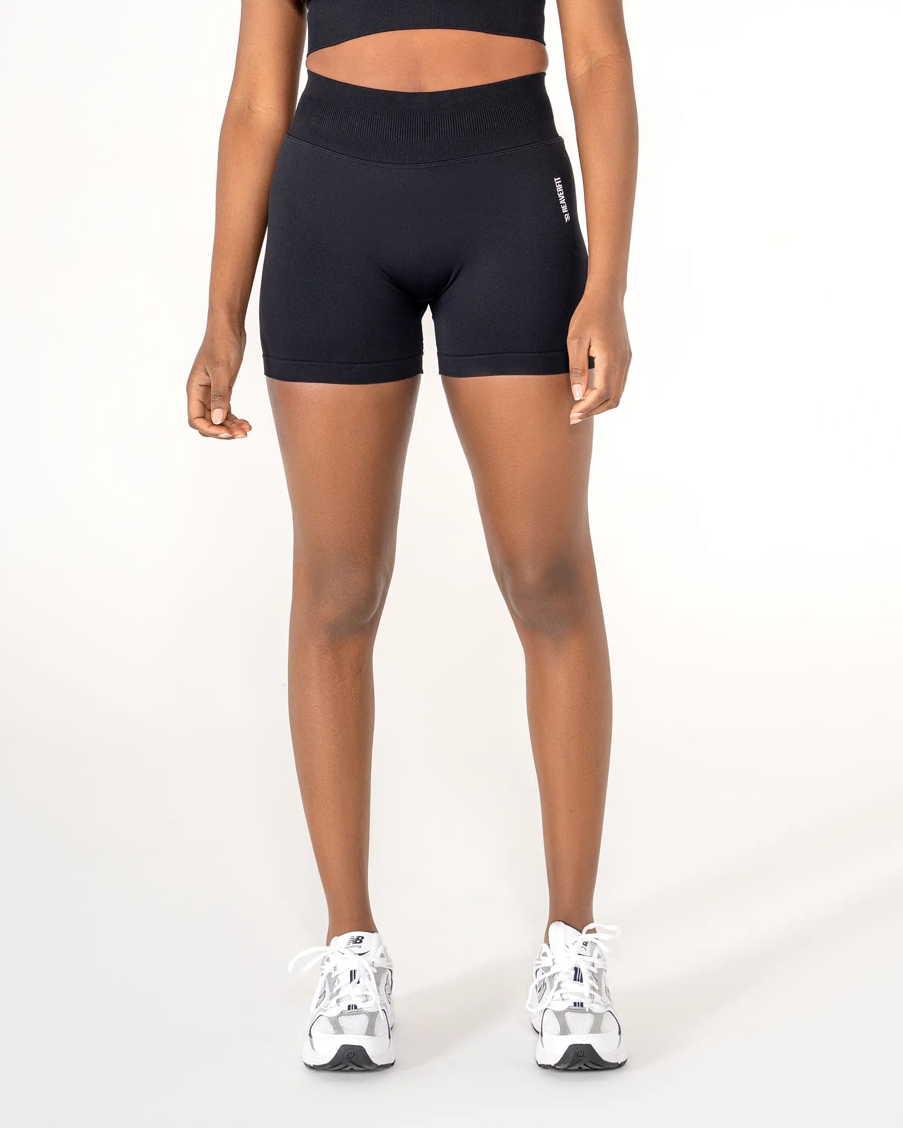 Short CORE noir Reaverfit pour femme avec push-up et couture scrunch adapté au fitness