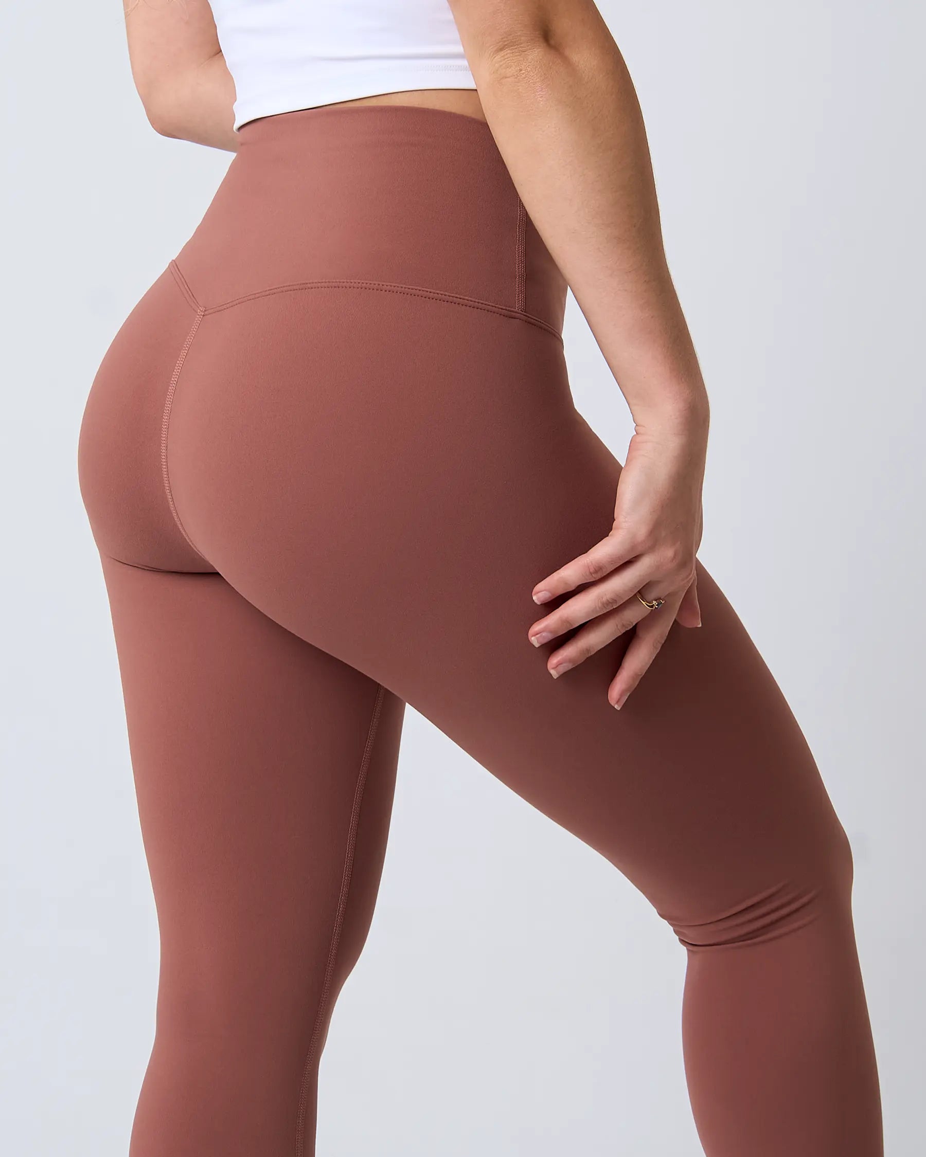 Détail de la ceinture gainante du legging LUXE blush pour femme, extensible et durable pour un maintien optimal.