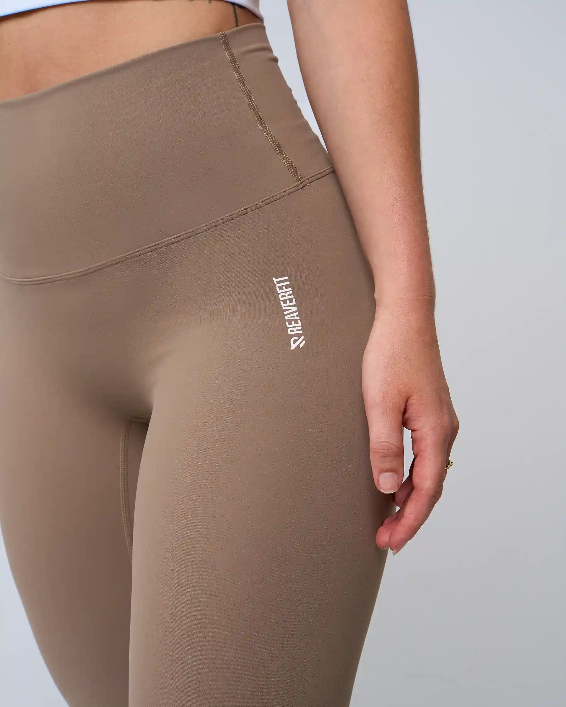 Détail de la ceinture gainante du legging LUXE camel pour femme, extensible et durable, offrant un excellent maintien.