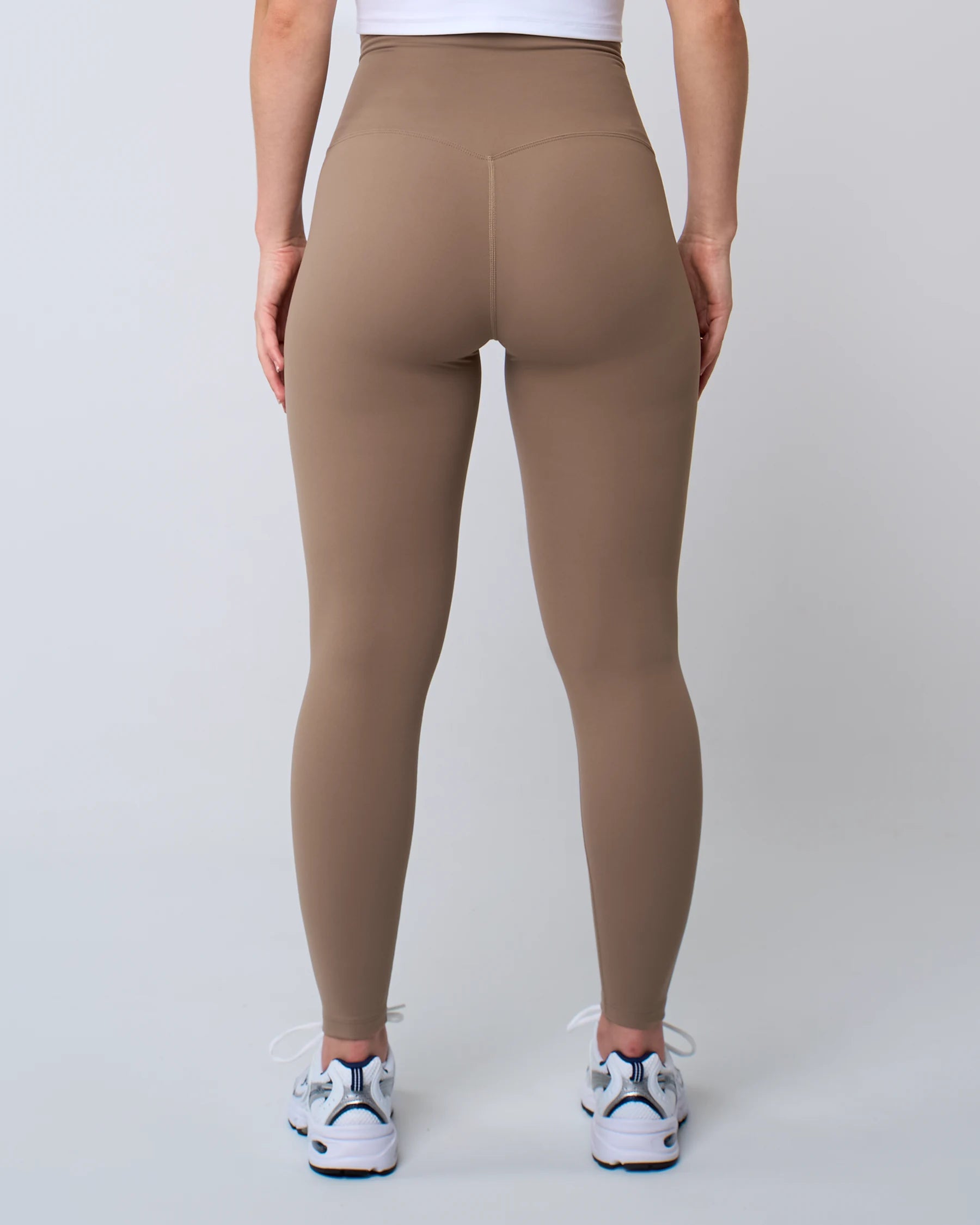 Legging de sport camel LUXE pour femme, dos, gainant et opaque, parfait pour la musculation et les activités intenses.