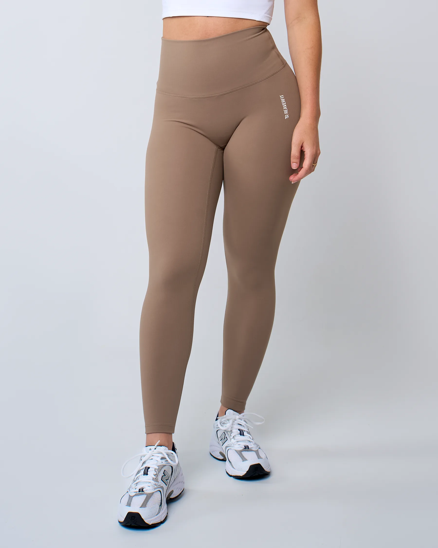 Legging fitness camel LUXE pour femme, profil, extensible et confortable, adapté aux pratiques de yoga et pilates.