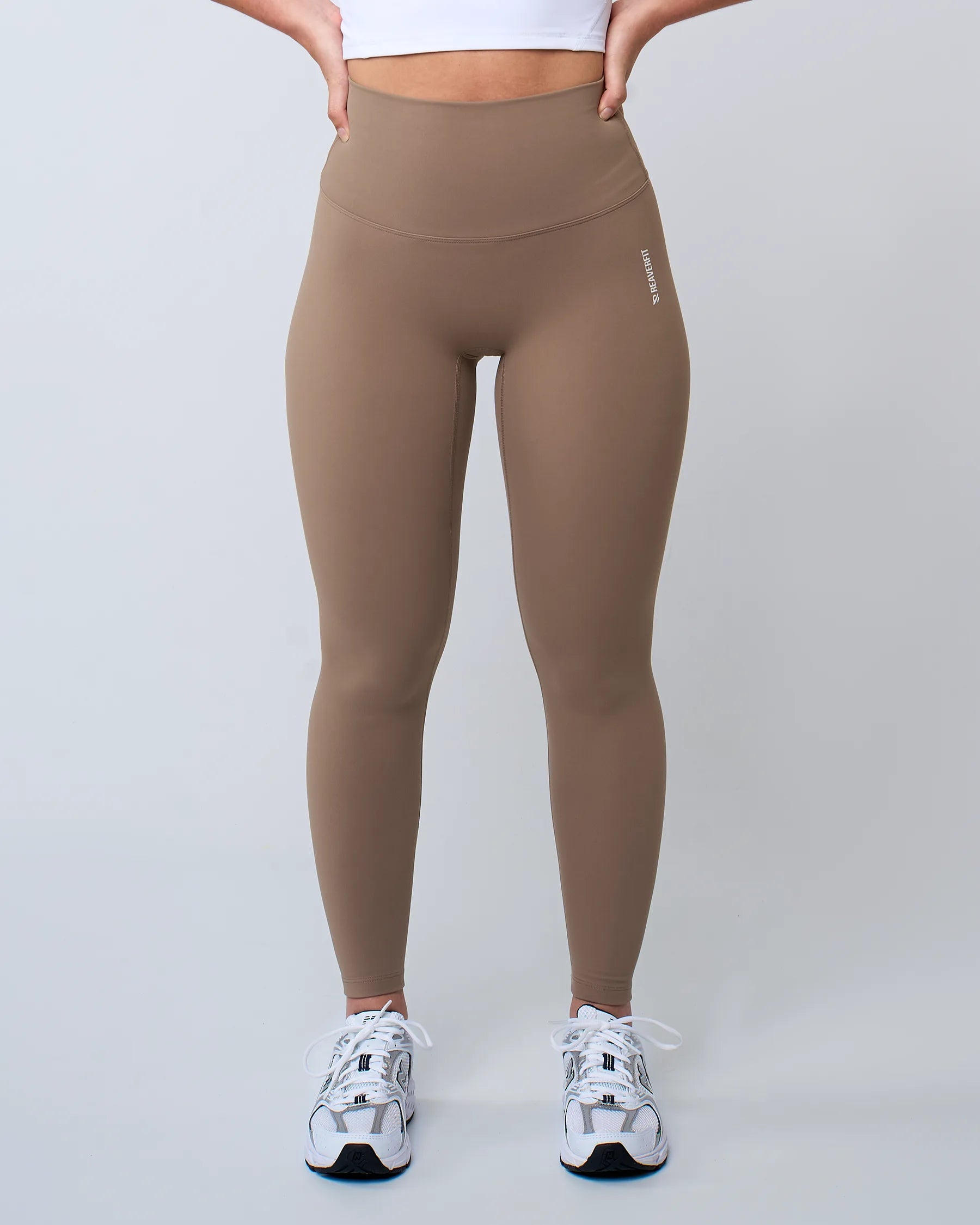 Legging de sport camel LUXE pour femme, taille haute, extensible et confortable, idéal pour les entraînements de fitness.