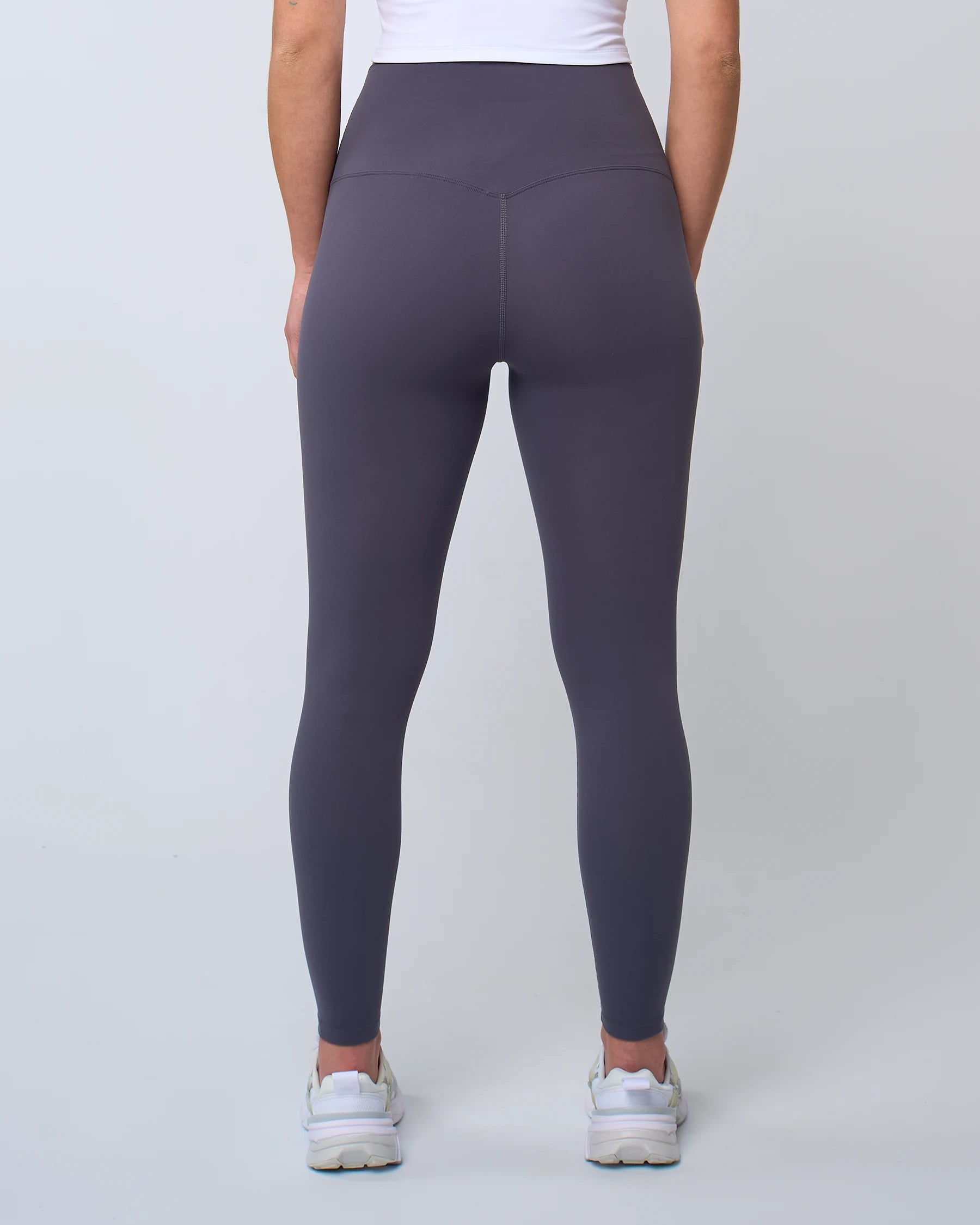 Legging fitness gris LUXE pour femme, profil, extensible et gainant, idéal pour les activités sportives intenses.