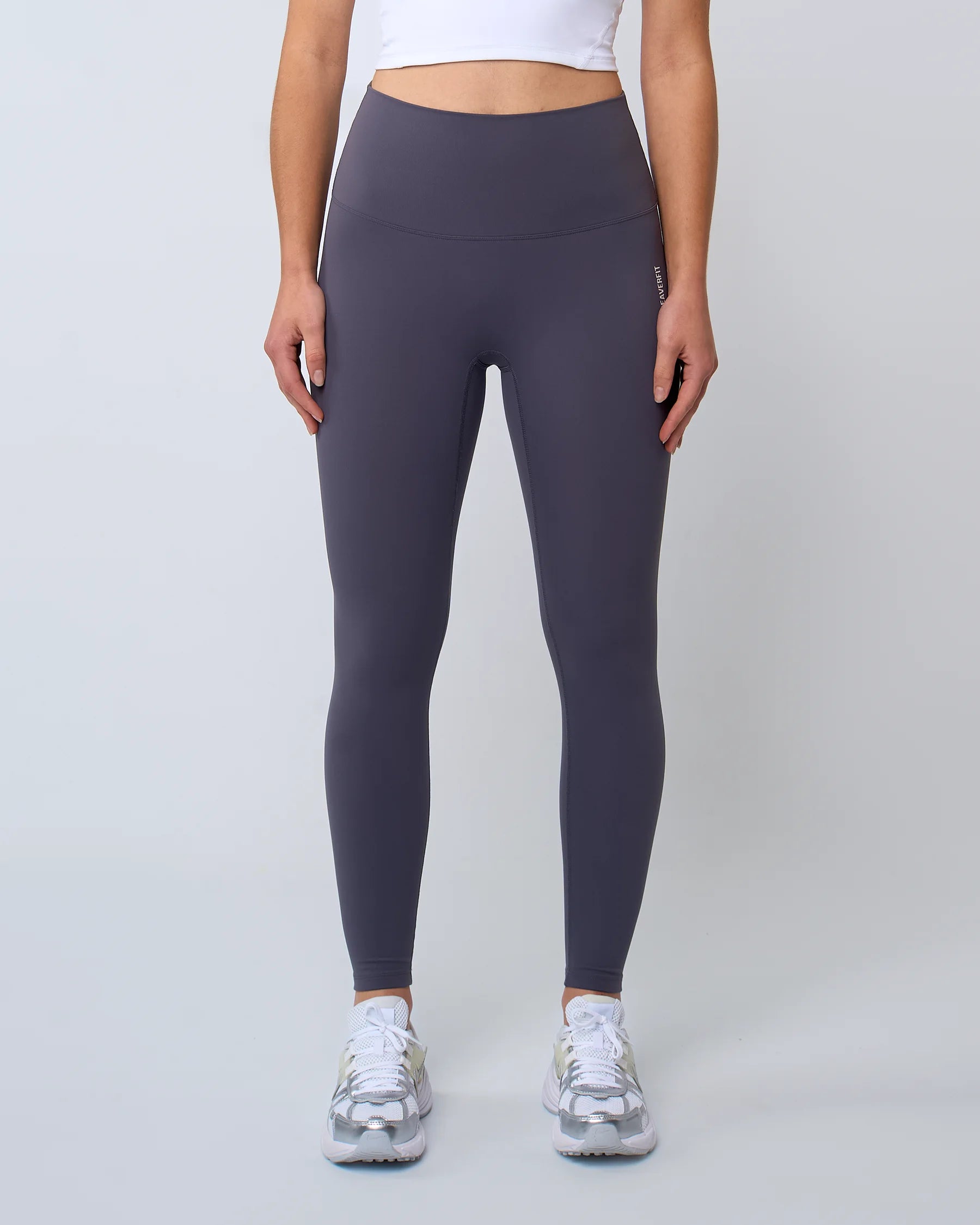 Legging de sport gris LUXE pour femme, dos, gainant et opaque, offrant un maintien parfait pour la musculation.