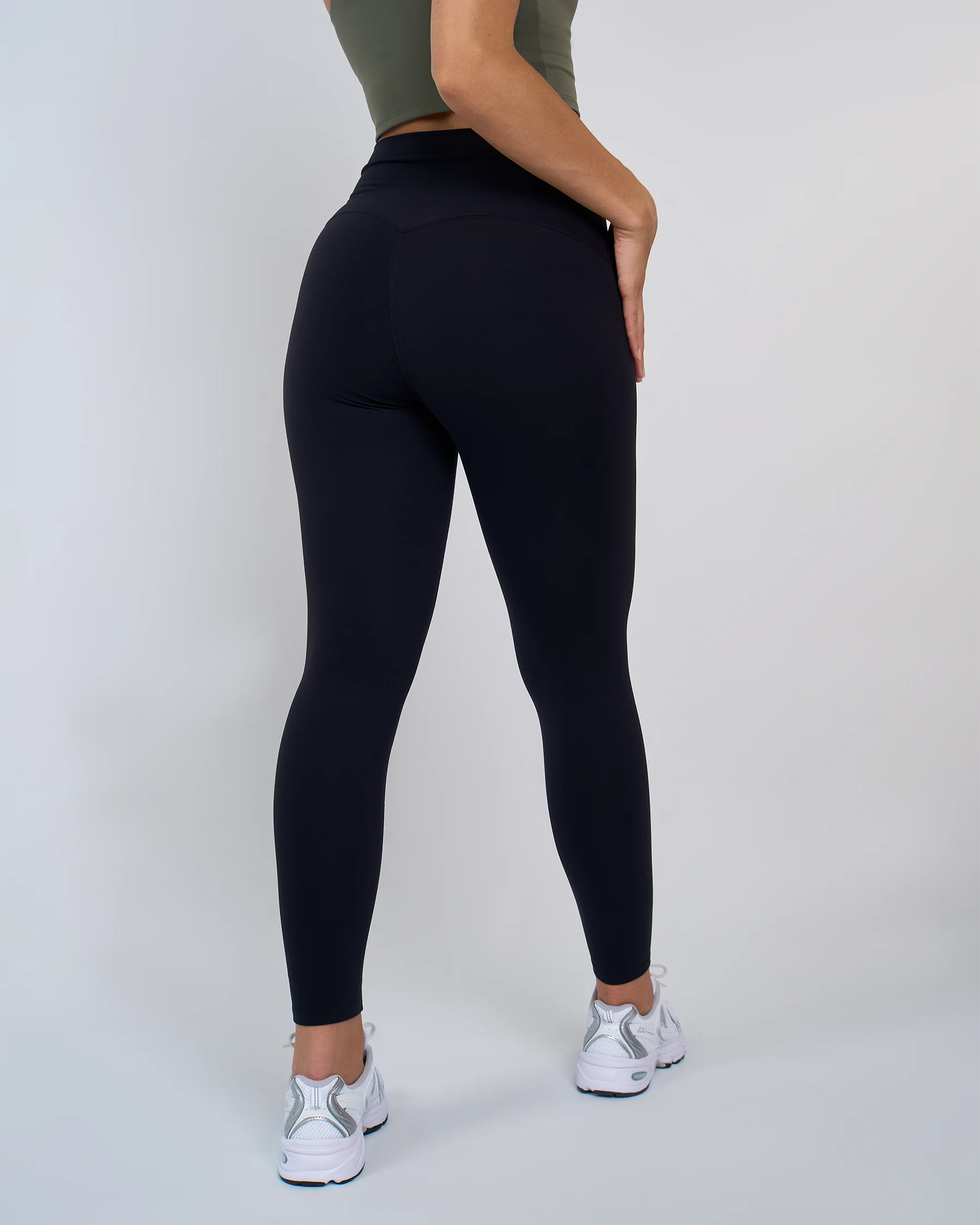 Legging fitness noir LUXE pour femme, profil dos, durable et extensible, offrant un soutien optimal pendant les séances de sport.