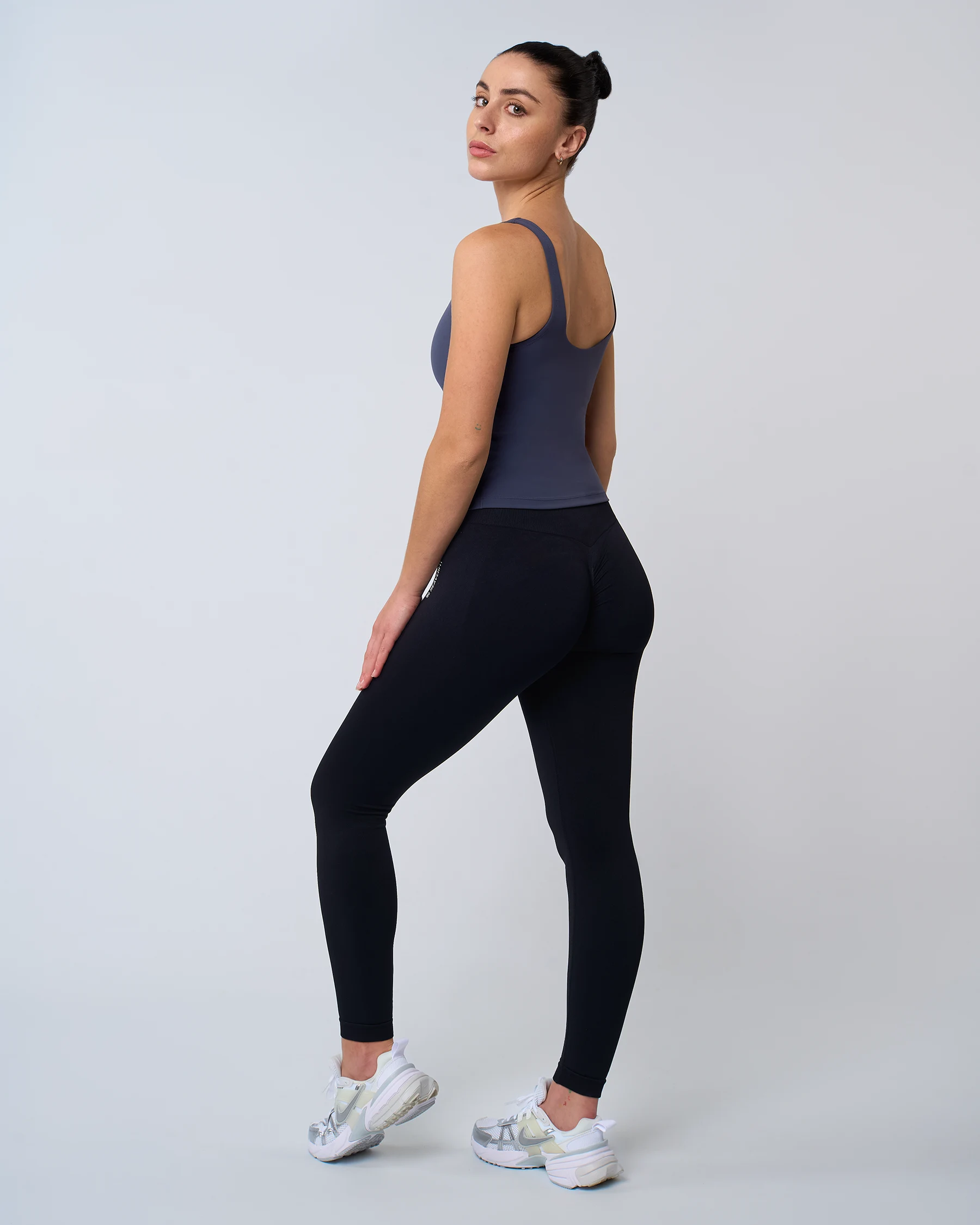 Détail de la ceinture du legging de sport SCULPT Noir, respirant et extensible, parfait pour le Pilates et les entraînements intensifs