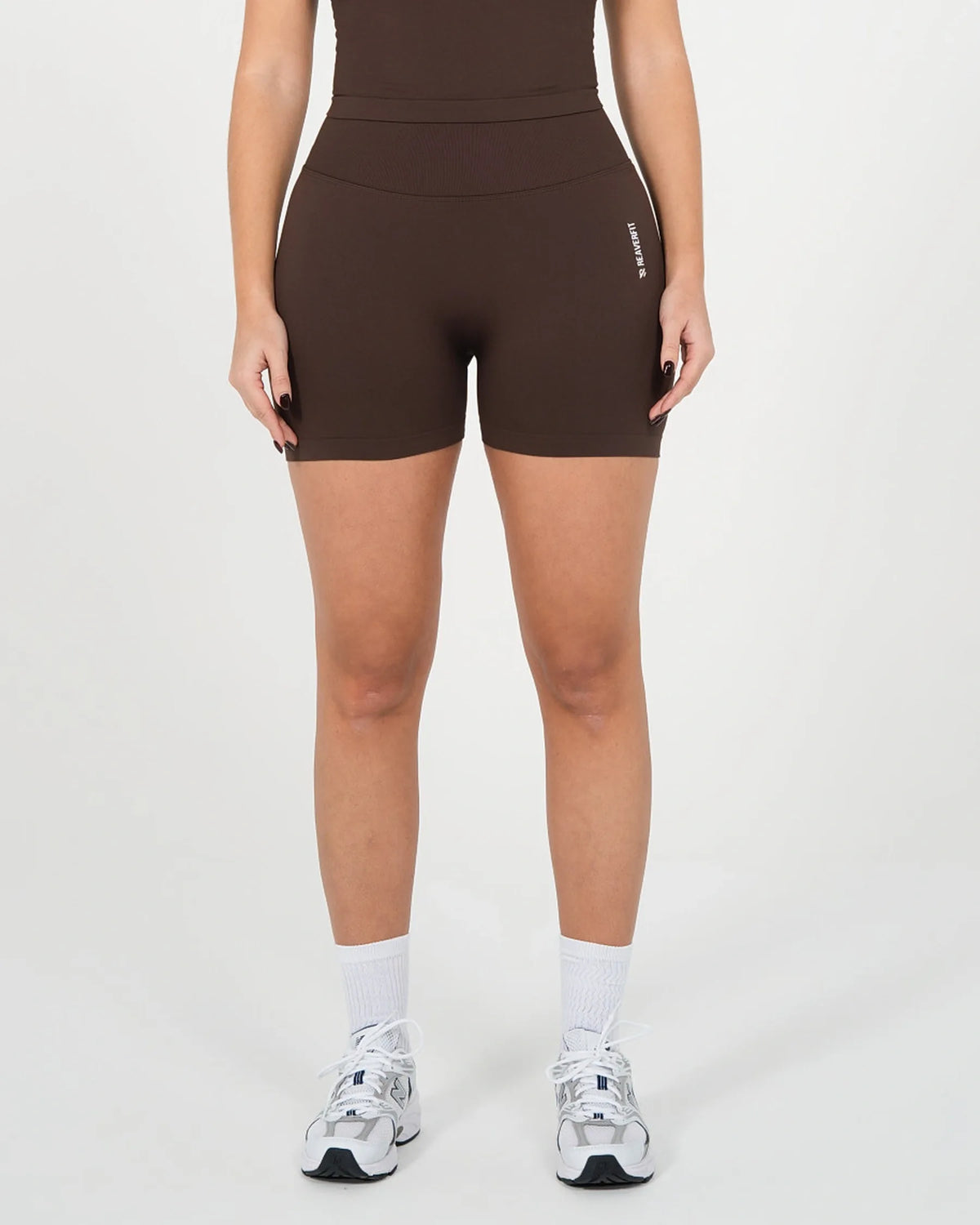 Short ICÔNE marron Reaverfit pour femme, vue de face.