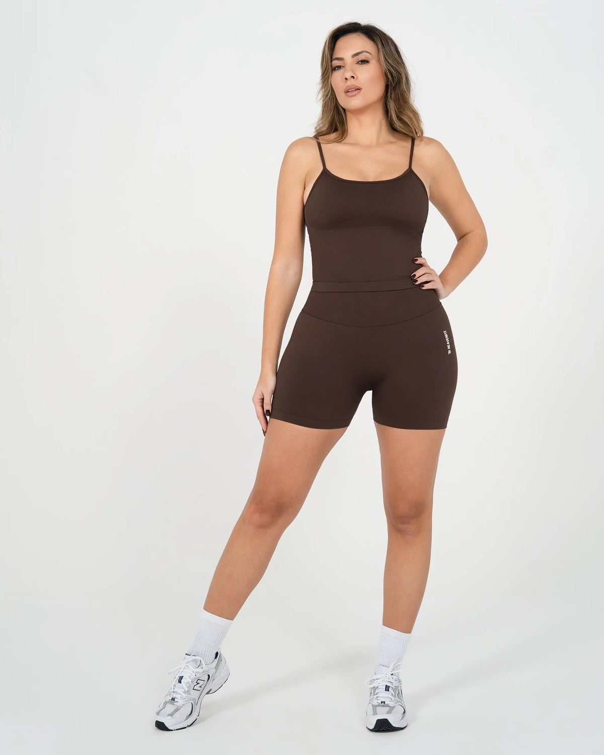 Short ICÔNE marron Reaverfit pour femme, silhouette entière.