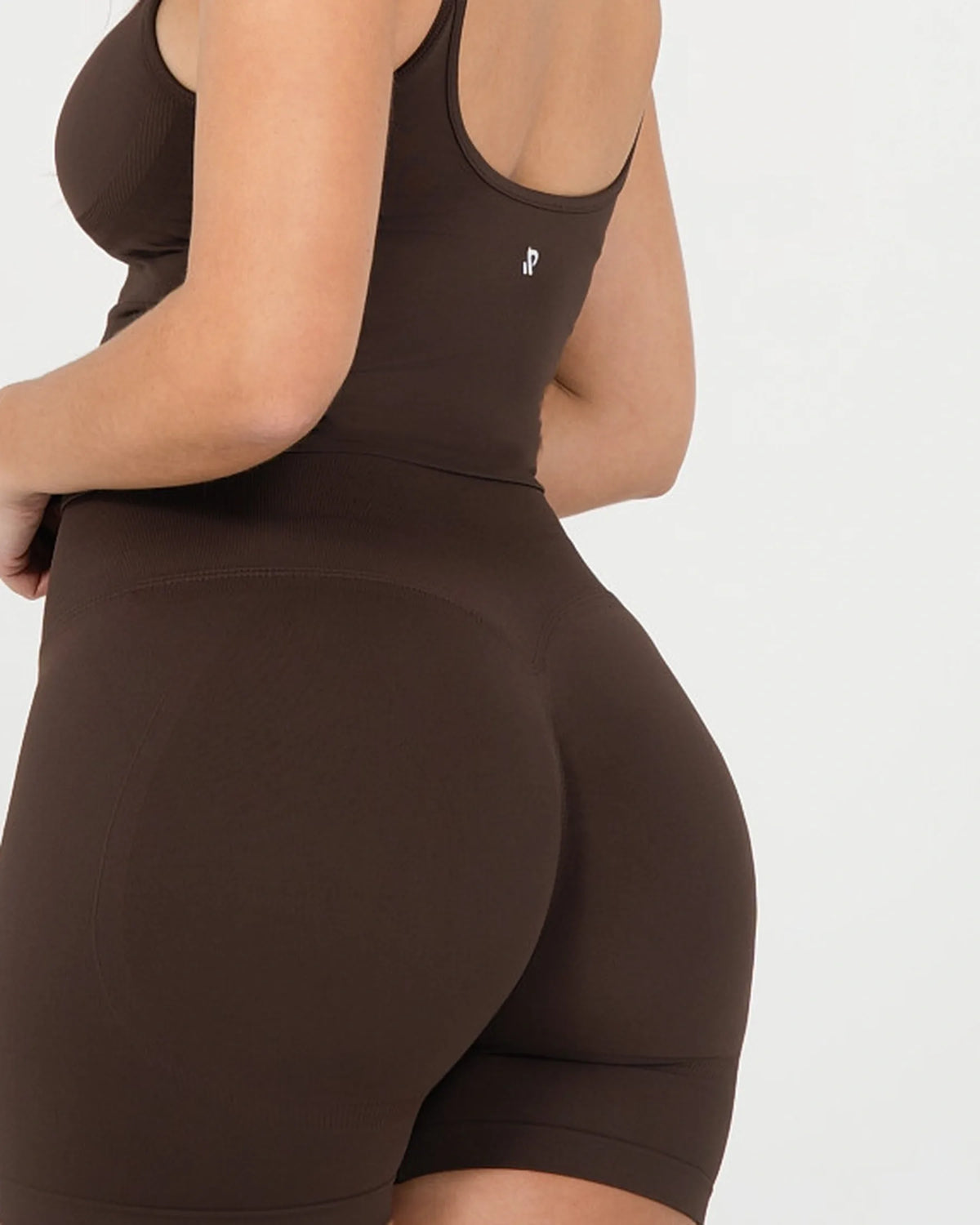 Short ICÔNE marron Reaverfit pour femme, détail taille et dos.